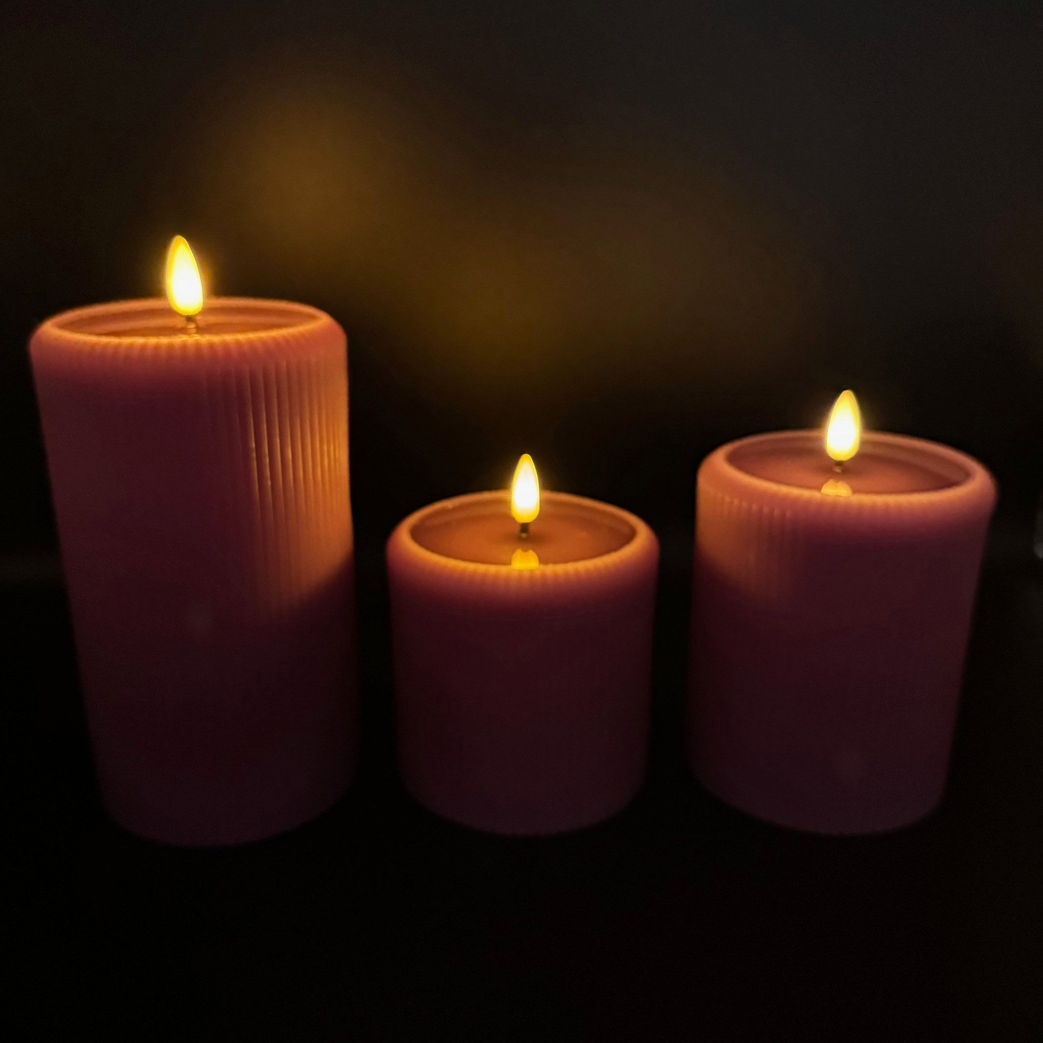Online-Fuchs LED-Kerze 3 moderne LED Stumpenkerzen XL mit spiegelnder Flamme und Timer (aus Echtwachs gefertigt, in Grün, Grau, Blau und Pflaume), im modernen Rillendesign gehalten