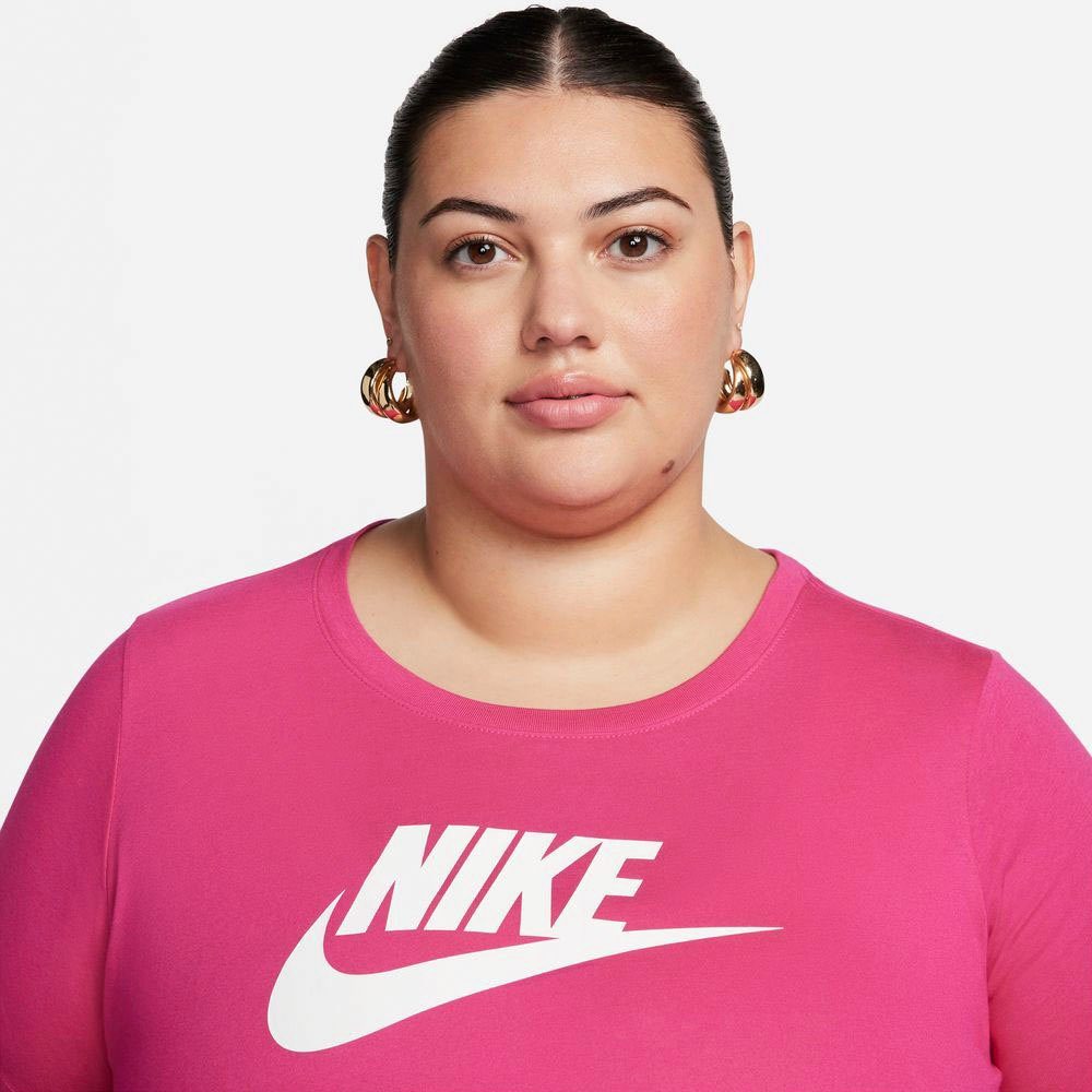 WOMEN'S FIREBERRY/WHITE (PLUS ESSENTIALS LOGO T-SHIRT Nike Sportswear SIZE) T-Shirt