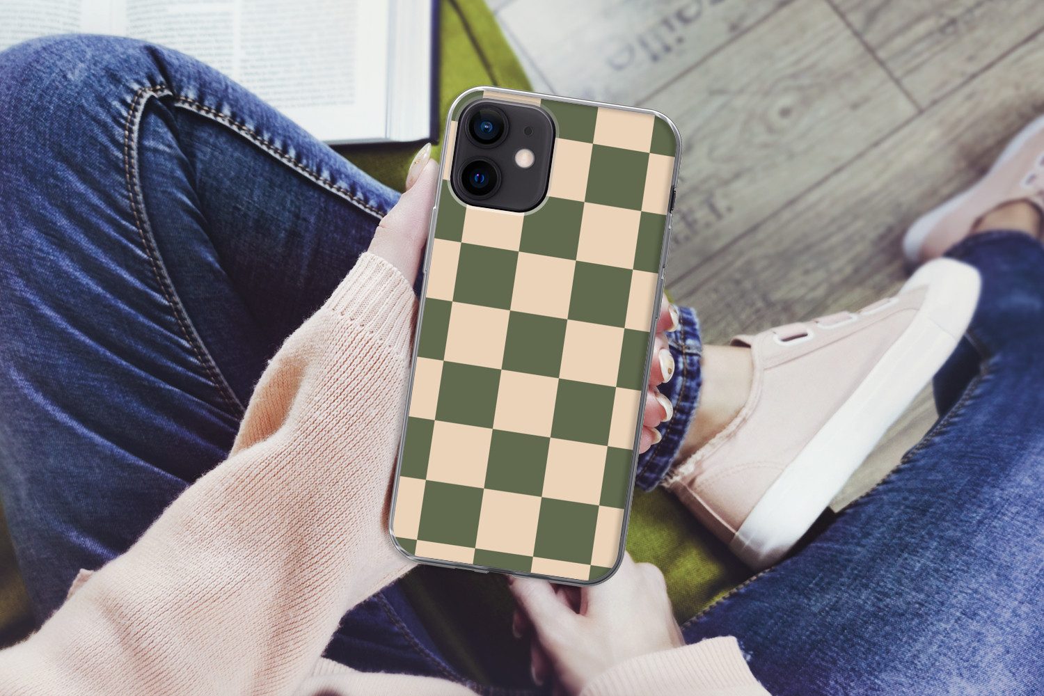 MuchoWow Handyhülle für Apple iPhone 12 Schachbrettmuster - Grün - Beige - Blöcke, Smartphone-Bumper, Print, Handy Schutzhülle Dünn