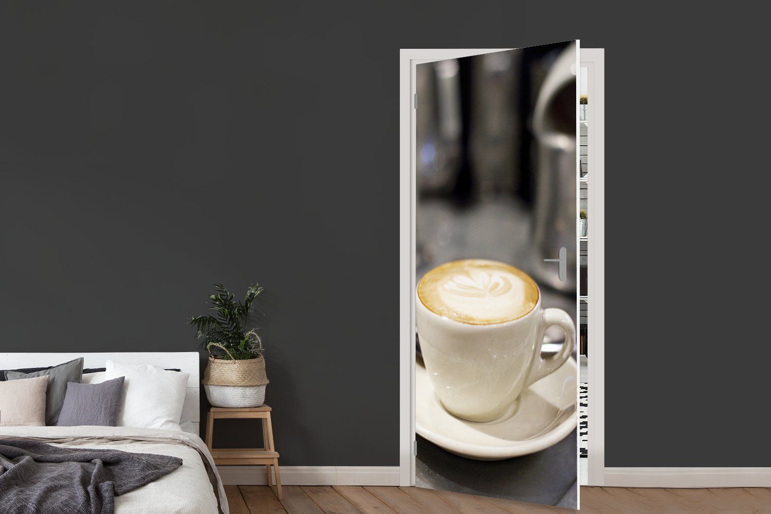 MuchoWow Türtapete Eine Tasse Cappuccino Türaufkleber, dem bedruckt, 75x205 (1 St), cm Tresen, auf Tür, Fototapete steht Matt, für