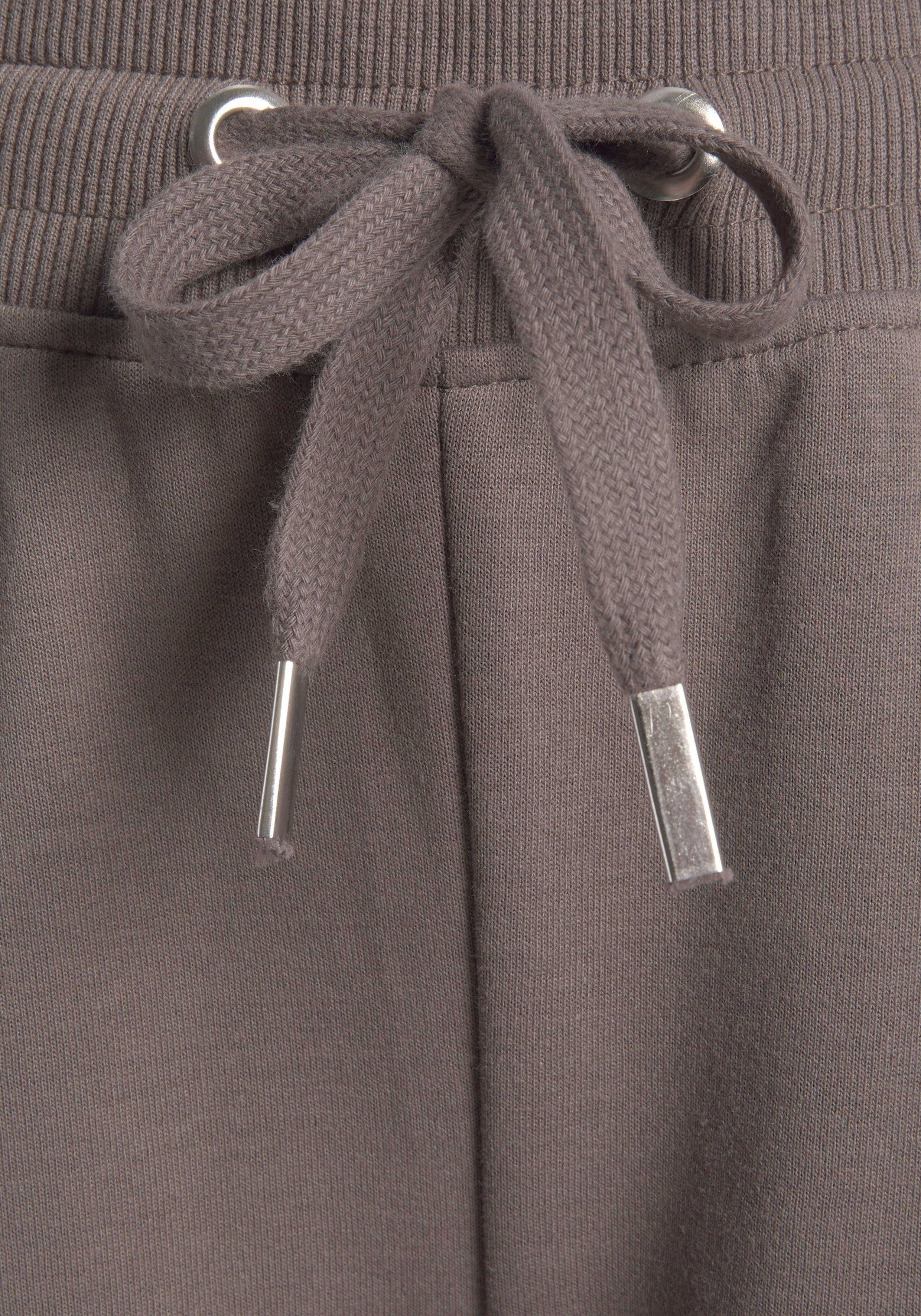 Bench. Loungewear Loungehose Relaxhose mit Logostickerei und Eingrifftaschen, Loungewear