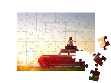 puzzleYOU Puzzle Mädchen auf dem Dach eines Oldtimers, 48 Puzzleteile, puzzleYOU-Kollektionen Autos