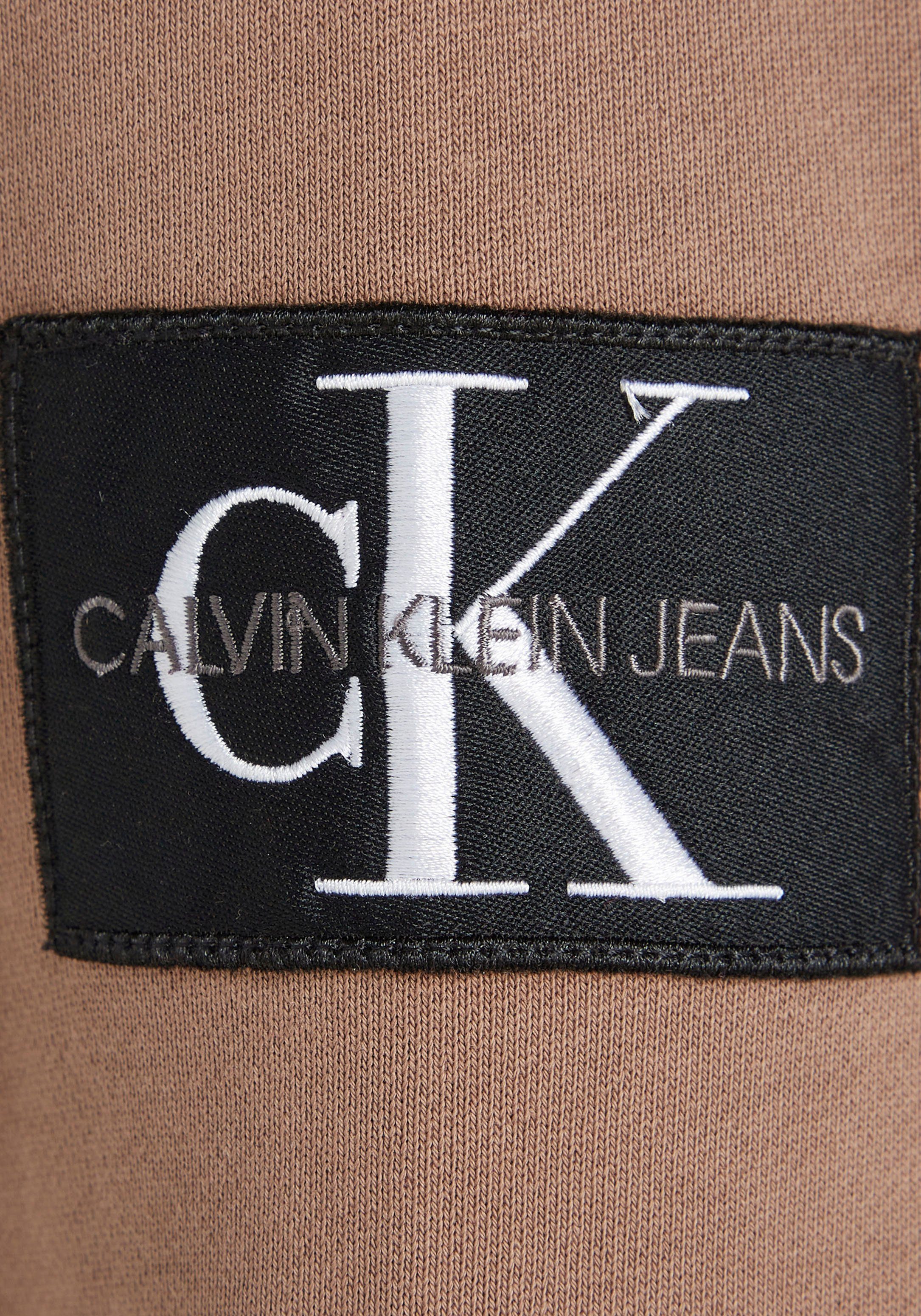 Calvin Klein Jeans SLEEVE BADGE braun mit Markenbadge auf HOODIE Kapuzensweatshirt dem Ärmel MONOGRAM hochwertigem