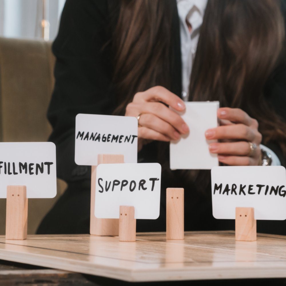 ideen.kollektiv Lernspielzeug Systembrett Pro Figuren mit Kartenhalter (aus bestem Buchenholz), systemische Figuren für Coaching und Familienaufstellung