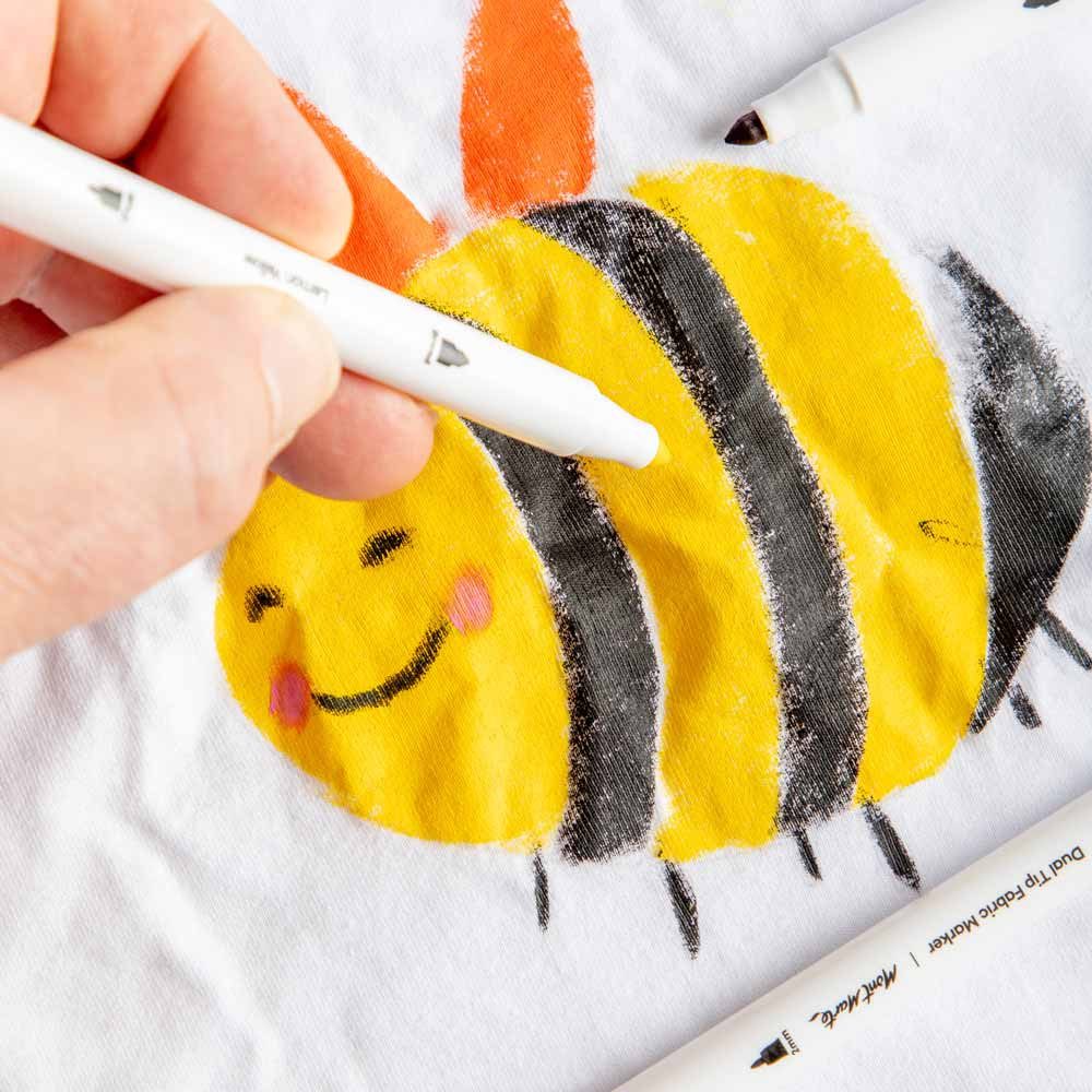 Mont Marte Textilmarker Set 12 Farben – Dual Tip Stoffstifte mit 2 mm & 5 mm Spitze, (Set, 12-tlg., unterschiedene Farben für kreatives Arbeiten auf Textilien), Textilstifte zum Bemalen von T-Shirts, Stofftaschen & Textilien, DIY