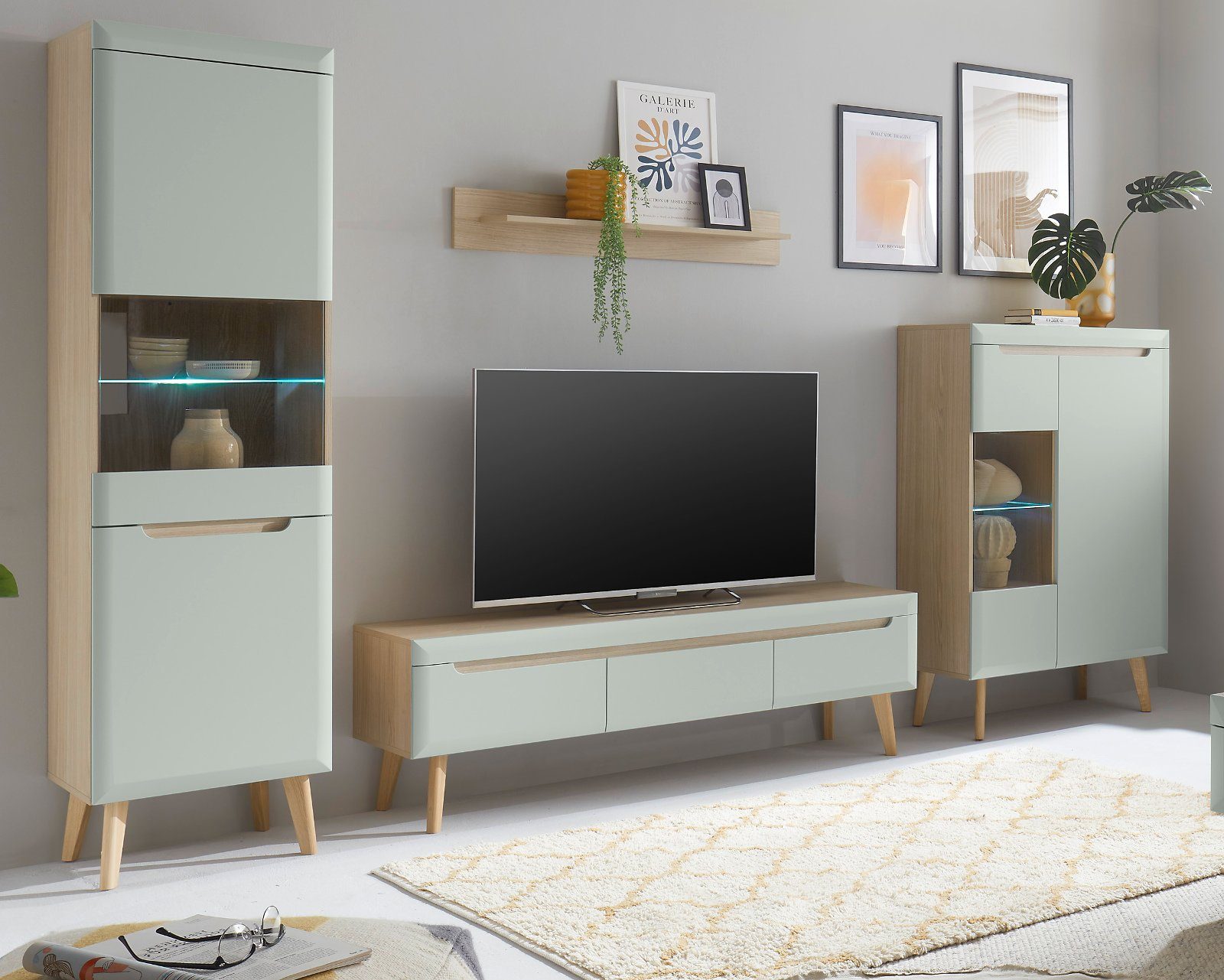 Furn.Design Vitrine Isgard (Vitrinenschrank in Pistazie matt und Eiche, 2-türig, 53 x 197 cm) mit Soft-Close-Funktion