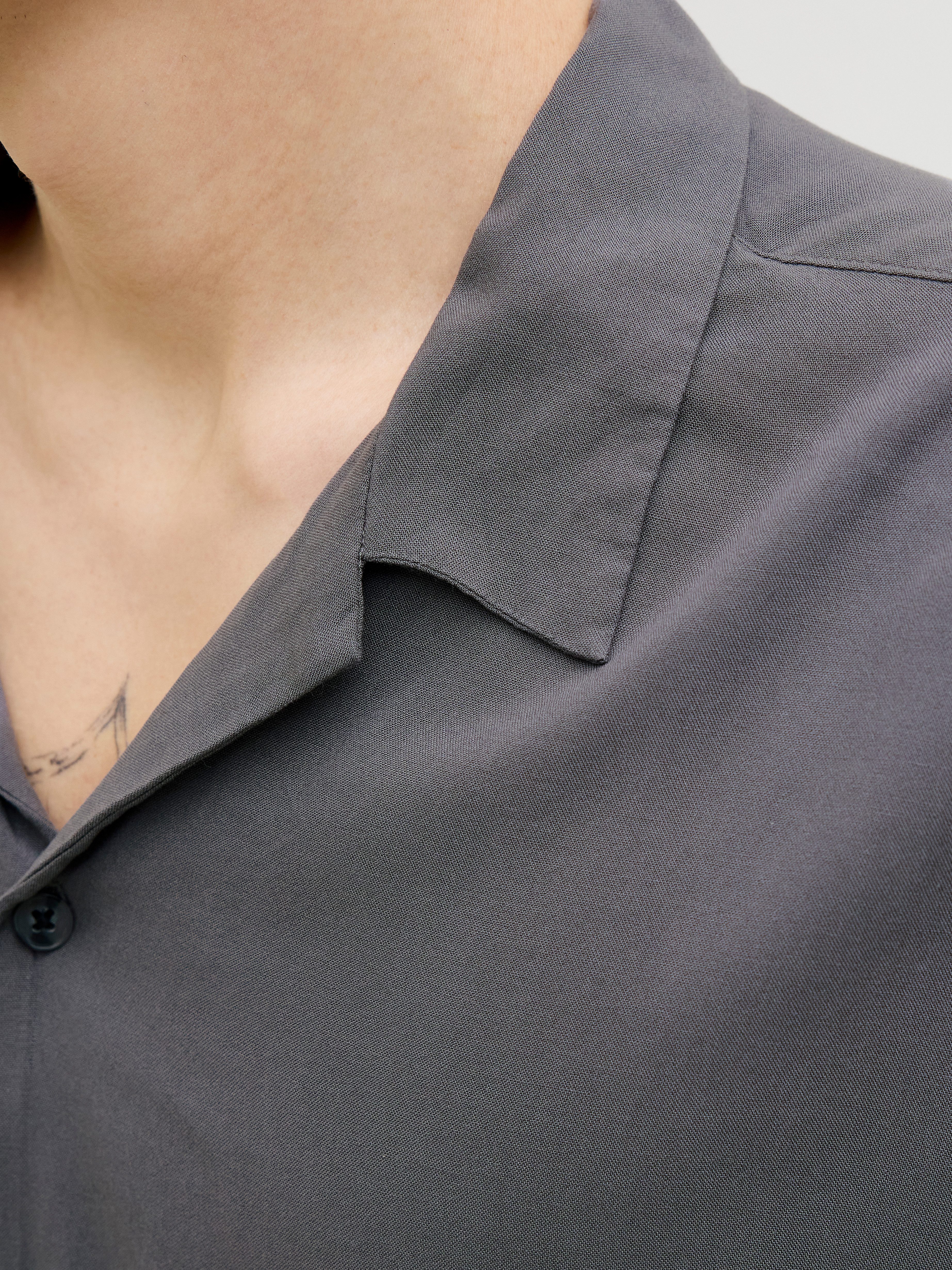 Jack & Jones Kurzarmhemd JJEJEFF SOLID RESORT SHIRT S/S SN mit Resort Kragen