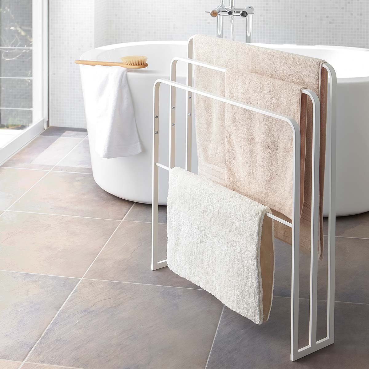 Yamazaki Handtuchständer "Tower" stehend platzsparend ohne Bohren 70x81x14c günstig online kaufen