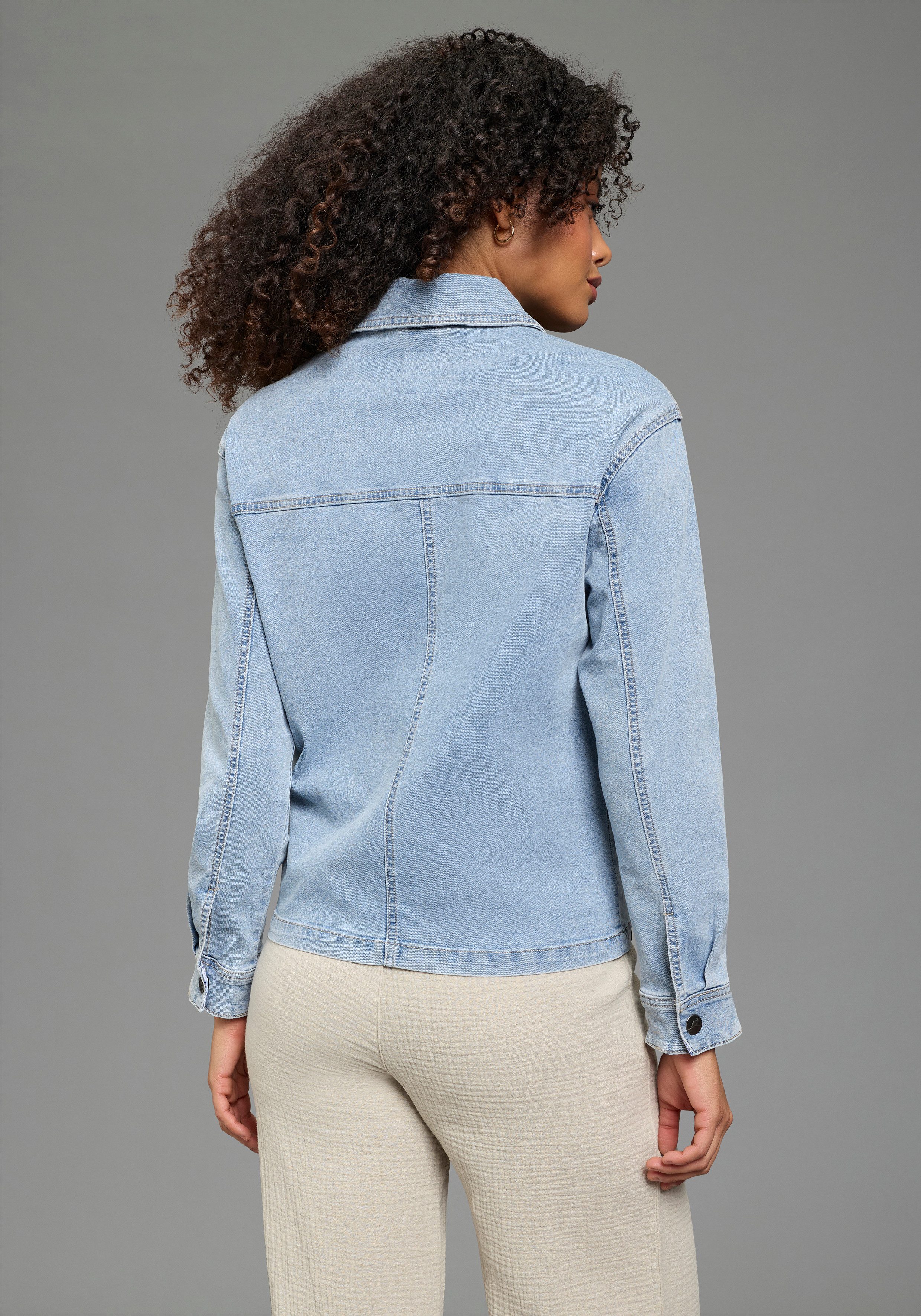 KangaROOS Jeansjacke modischer Stil, normaler Kragen, aufgesetzte Taschen, Comfort Fit