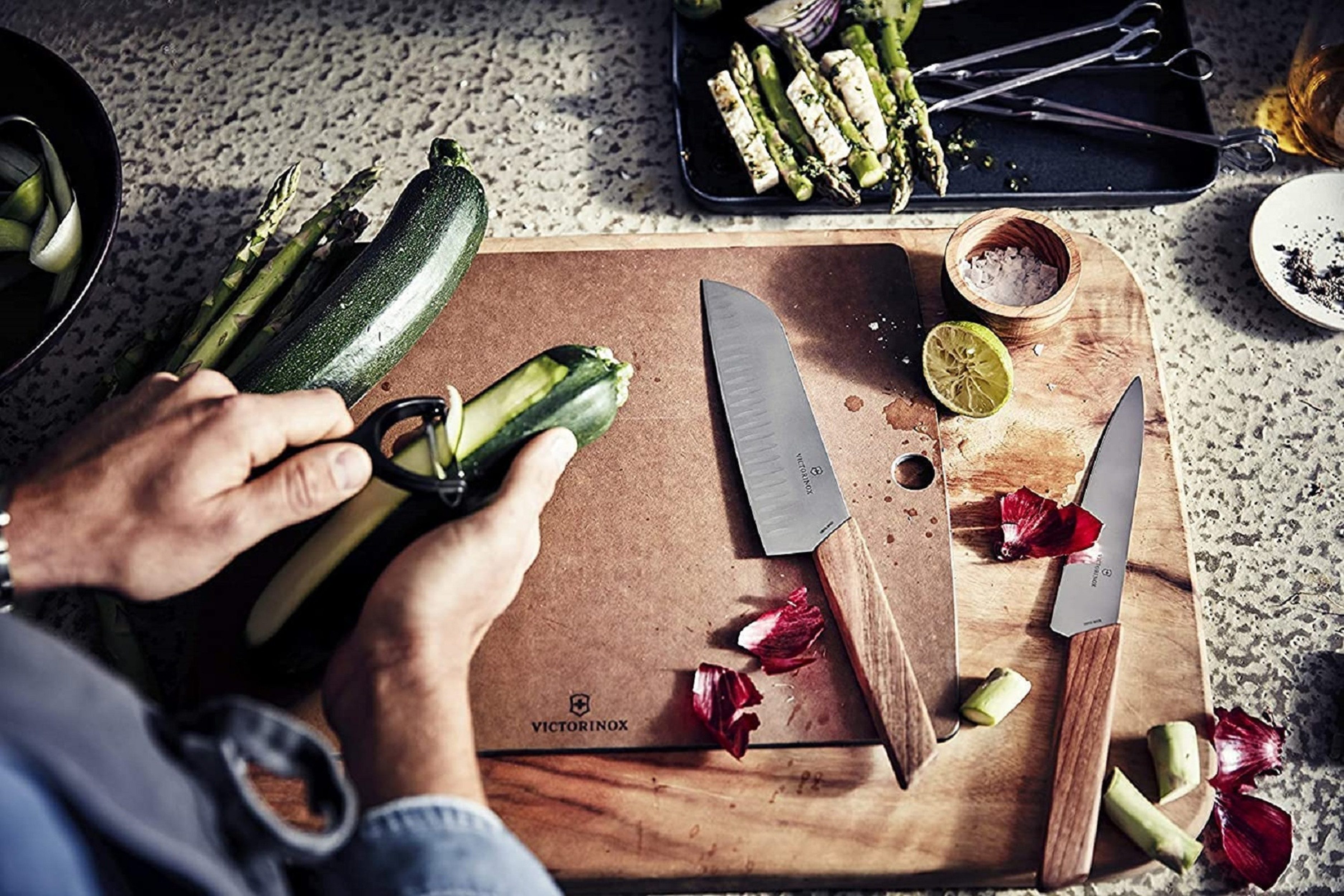 Victorinox Spargelschäler Universalschäler für Obst und Gemüse, zweischneidig, extra scharf, Zackenschliff, ergonomischer Griff, Limited Edition Hellgrün