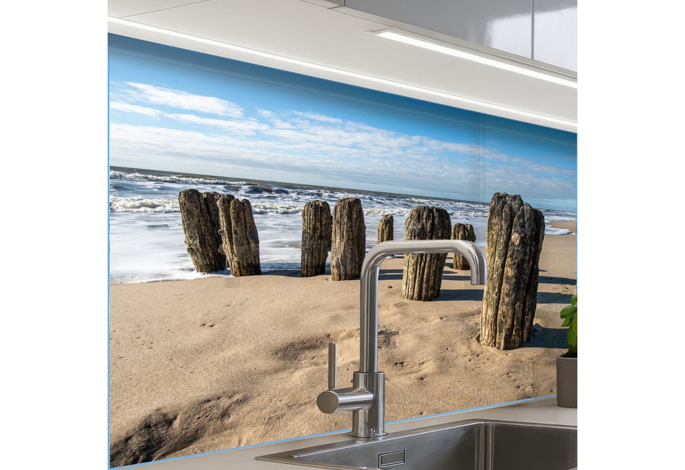 KitchenYeah Küchenrückwand selbstklebend Sand - Strand - Pfahl - Wasser - Sommer, (1-tlg), Spritzschutz, Küche, Rückwand, Küchenwand, Küchenfront, 80x60 cm