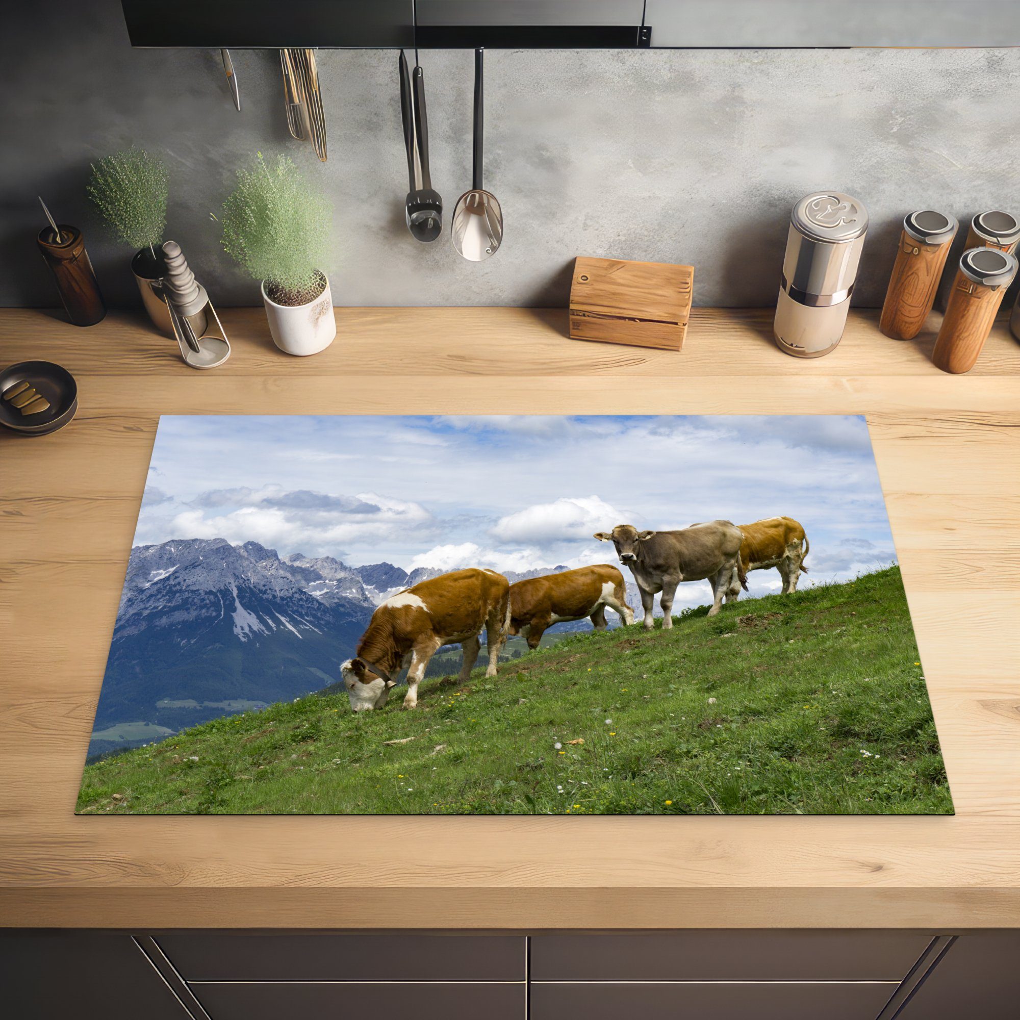 Induktionskochfeld küche, Herdblende-/Abdeckplatte MuchoWow Österreich, Vinyl, Kühe für 81x52 die tlg), - Ceranfeldabdeckung - cm, Landschaft Schutz (1