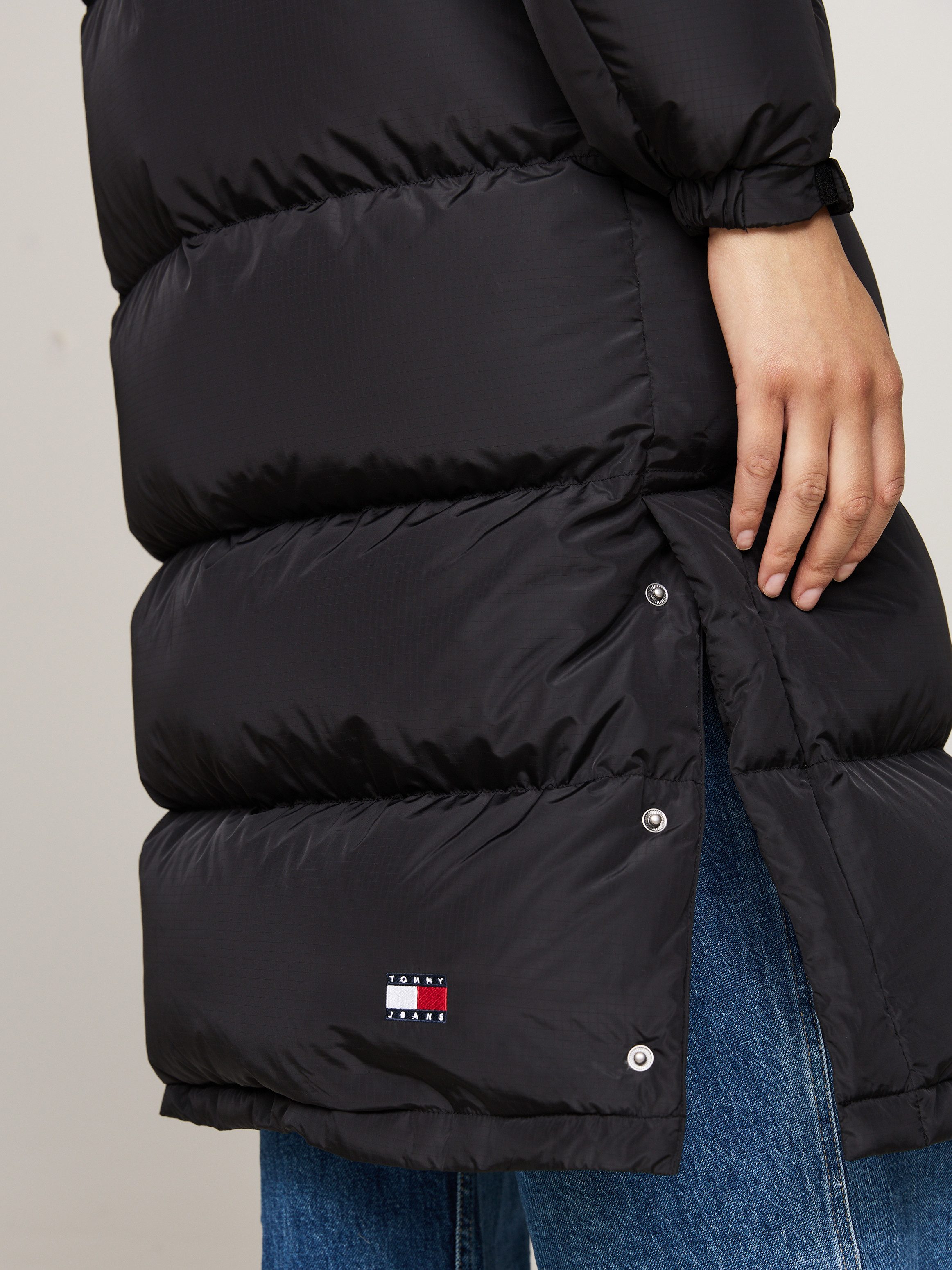 Tommy Jeans Steppmantel TJW ALASKA LONG PUFFER EXT mit seitlichen Schlitzen mit Druckknopfverschluss