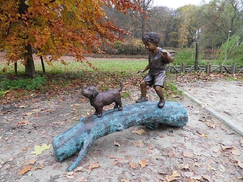 auf und IDYL Baum, Gartenfigur Bronze Hund Junge Bronze-Skulptur IDYL