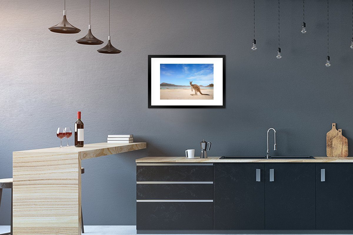 MuchoWow Poster Strand - Känguru - Australien, (1 St), mit Rahmen, Kunstdruck, Gerahmtes Poster, Schwarzem Bilderrahmen