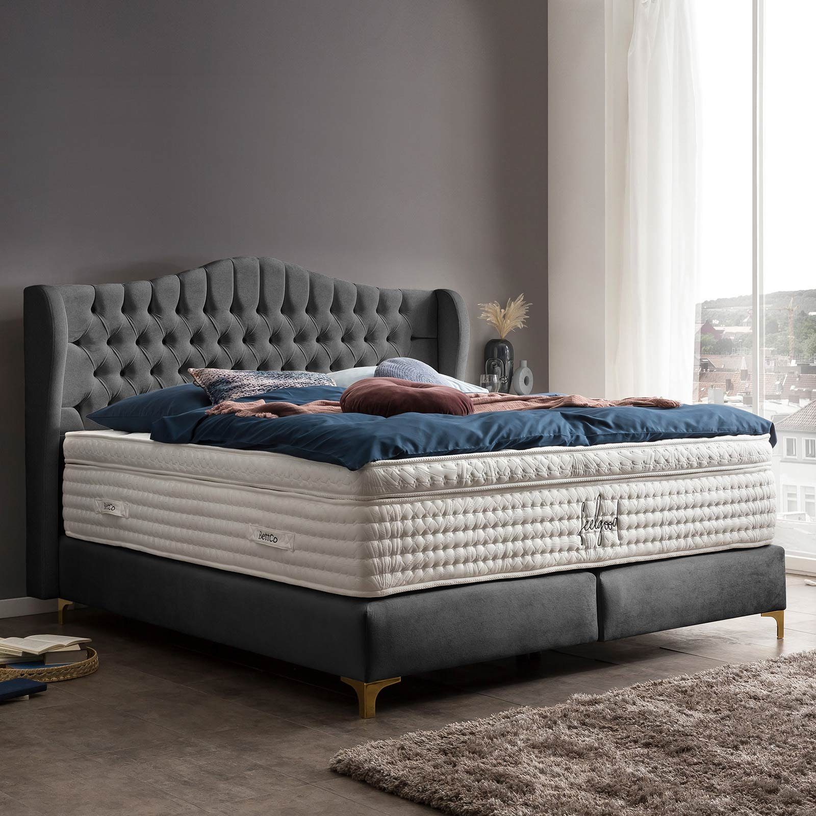 BettCo Boxspringbett Maison (200 x 200 cm, in Dunkelgrau Samt), Chesterfield Design mit Ohren + optionaler Topper, Füße Gold-Optik