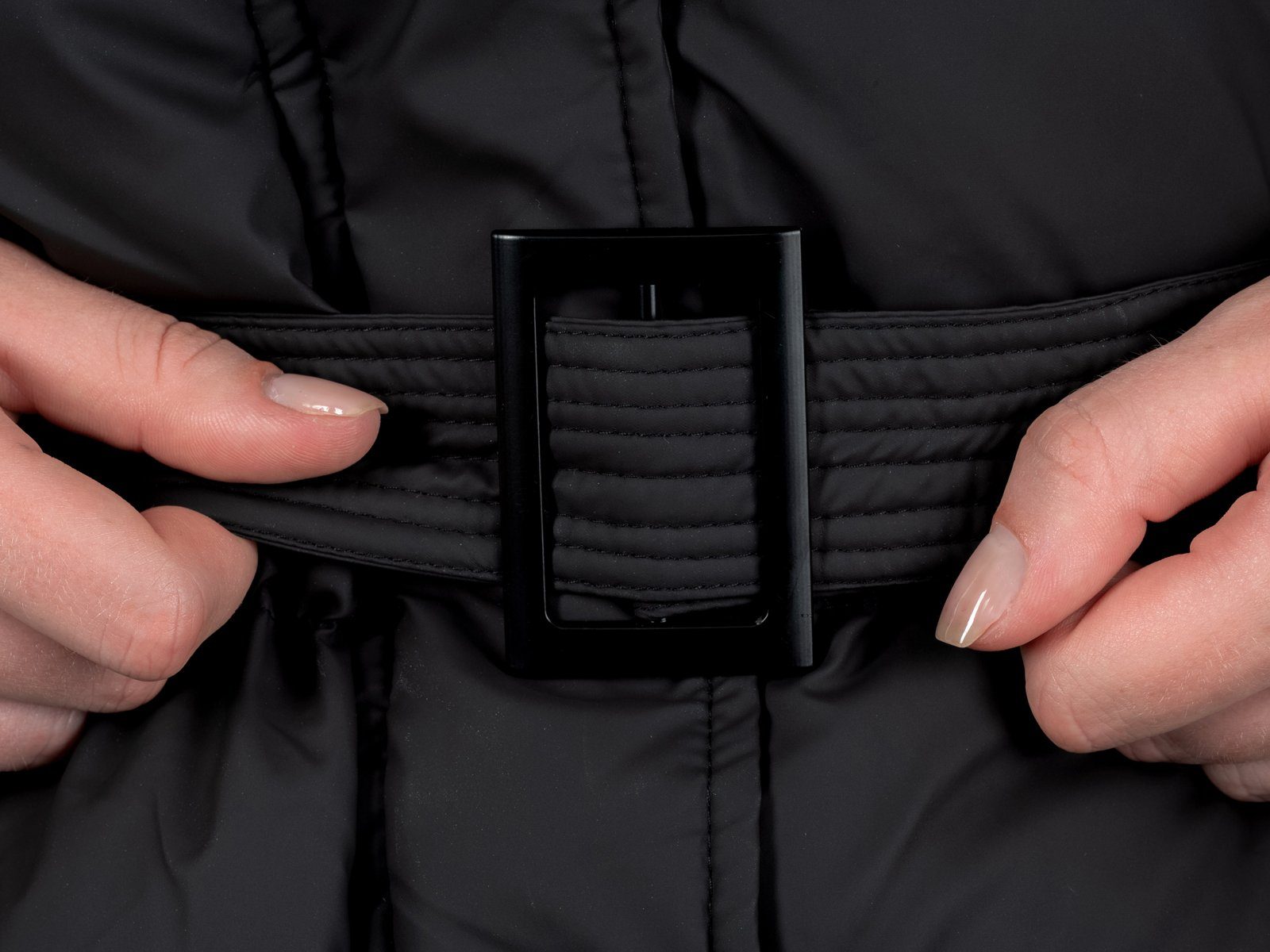 Shorai Steppjacke Steppmantel lang mit Gürtel SH2304.601 schwarz, mit abnehmbarer Kapuze und seitlichen Gehschlitzen