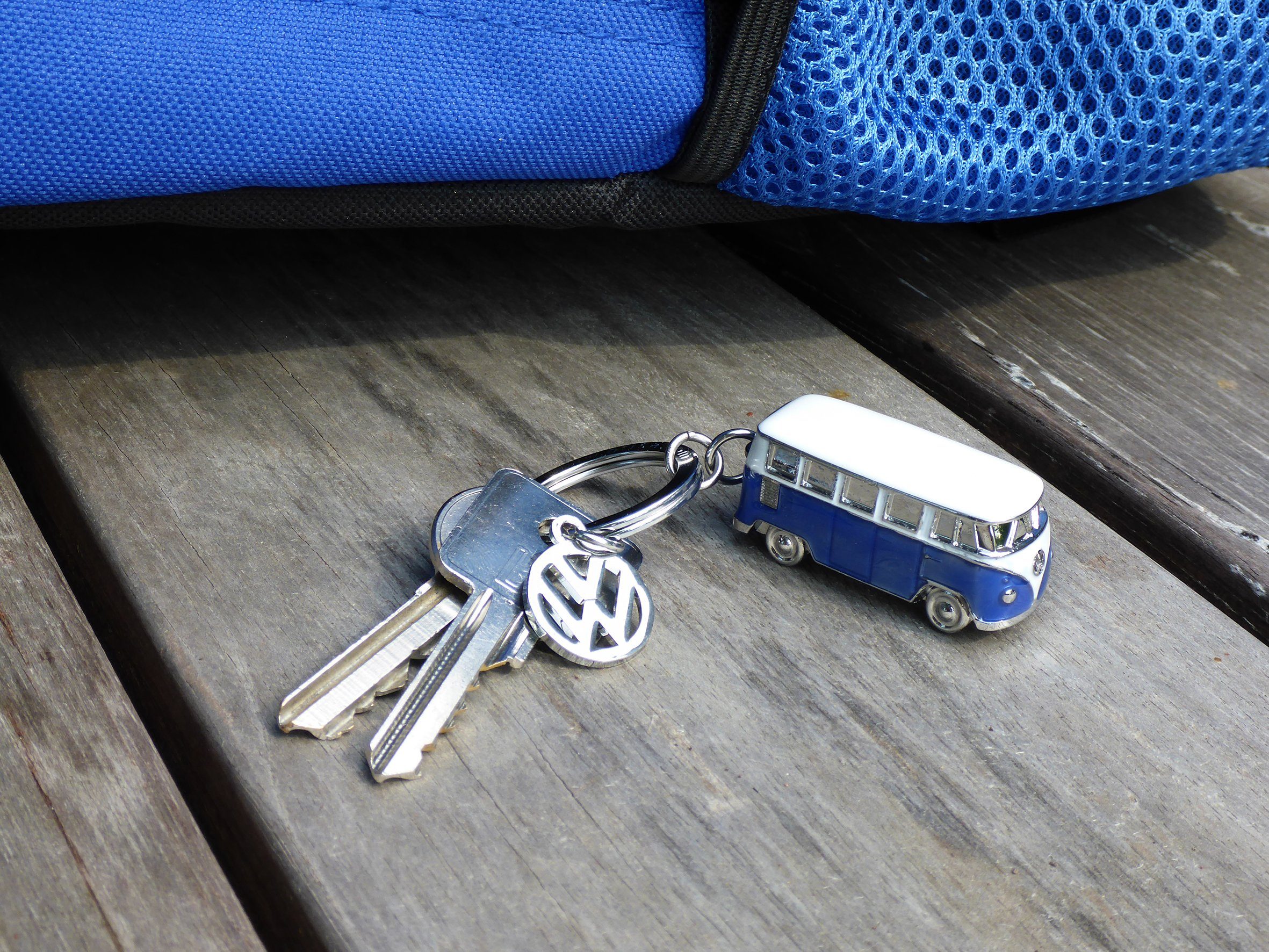 VW Collection by BRISA Schlüsselanhänger Volkswagen Schlüsselring im 3D T1 Bulli Bus Design (ein Stück, 3-tlg., für VW Fans), Emailliert/Vernickelt – Bild 4 von 5