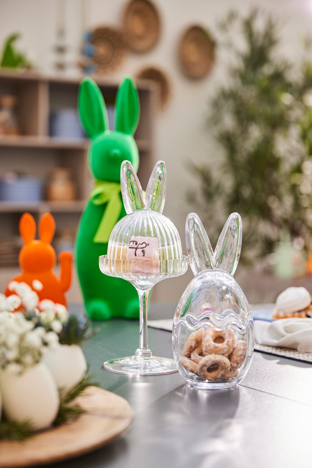 AM Design Dekofigur Glas Etagere mit Hasenmotiv, mit Glashaube auf Fuß, bestehend aus 2 Teilen