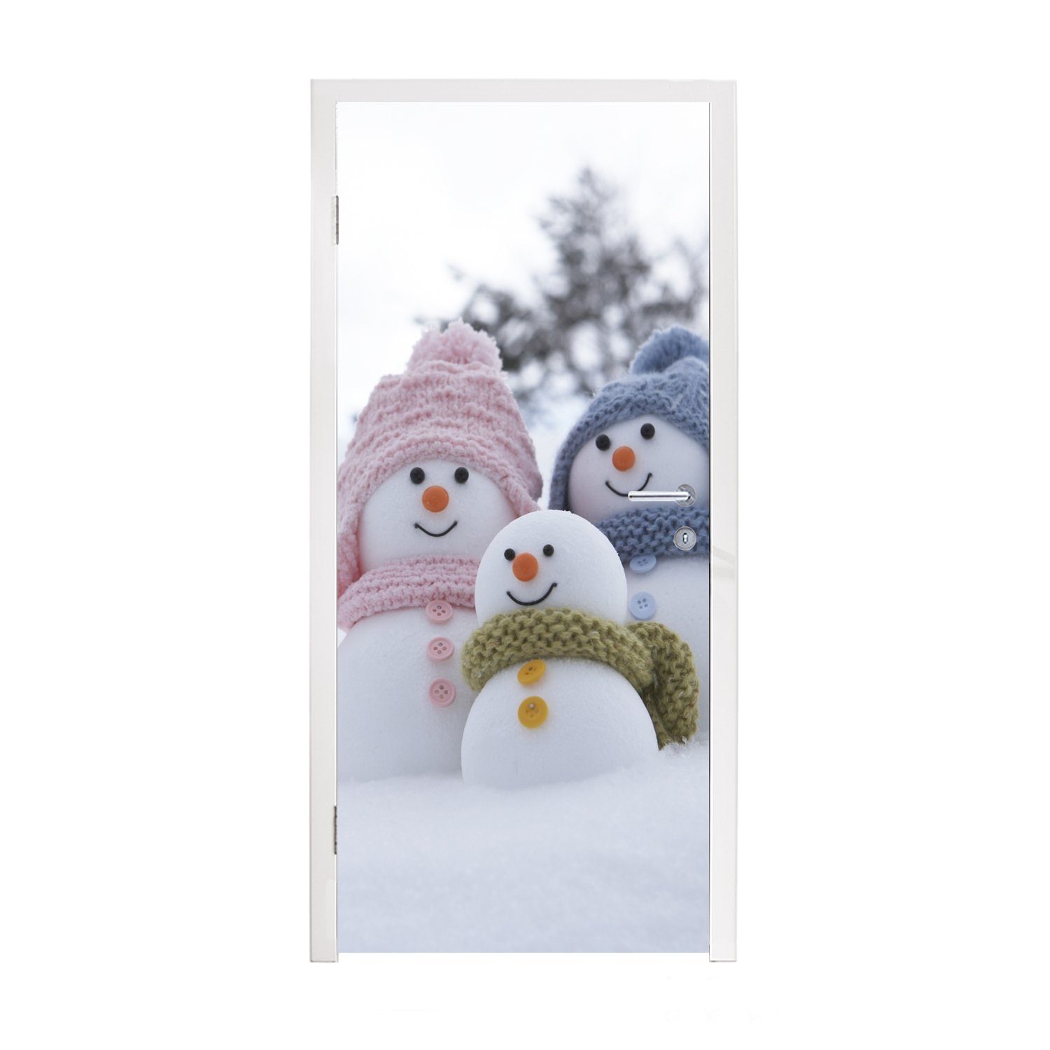 für Matt, in MuchoWow einer St), Türtapete Weihnachtspuppen Fototapete (1 verschneiten Familie 75x205 Türaufkleber, cm Landschaft, Tür, Eine bedruckt, von