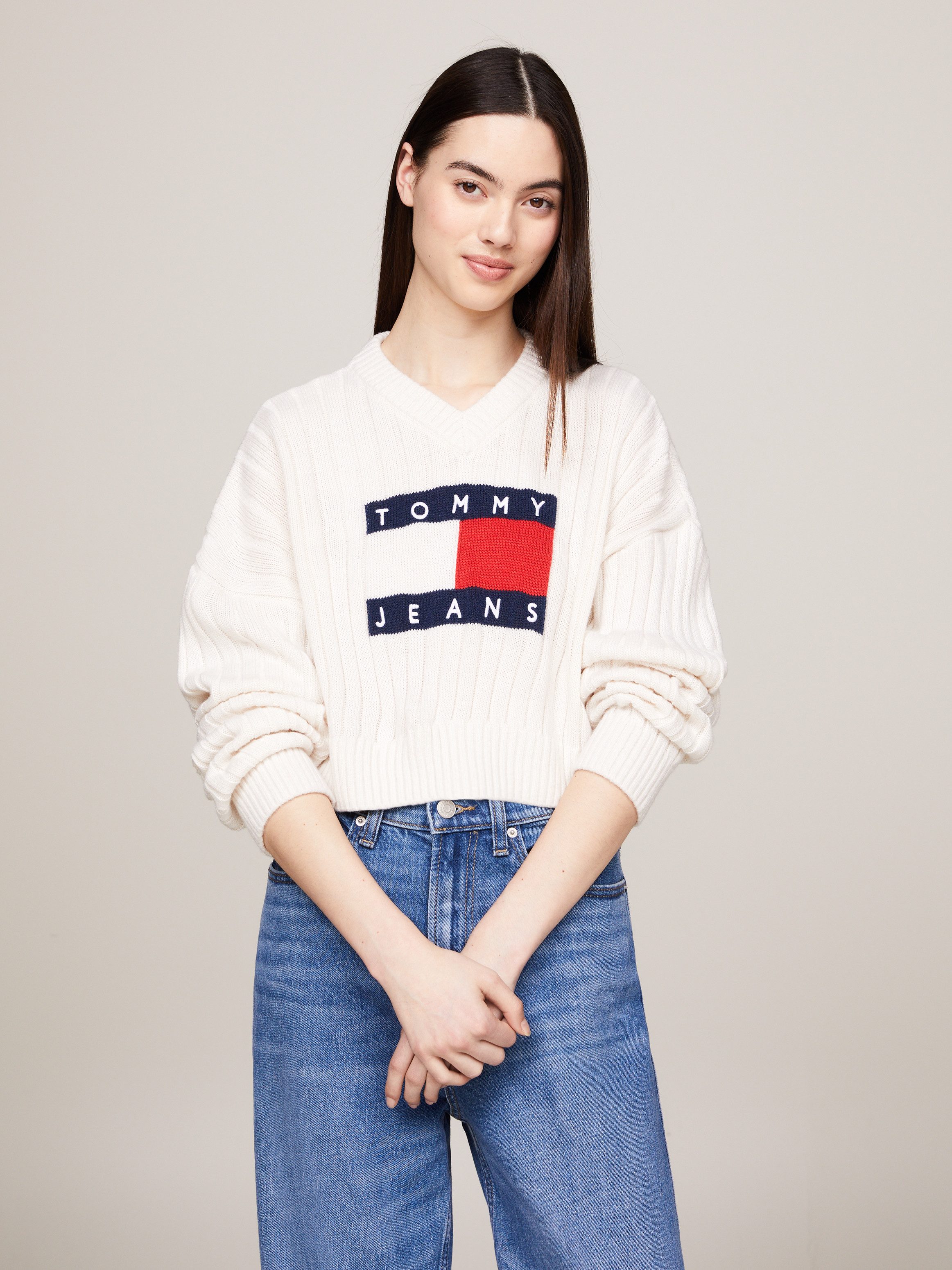 Tommy Jeans Strickpullover TJW VNCK CENTER FLAG SWEATER EXT mit Tommy Jeans Center Logo-Flag