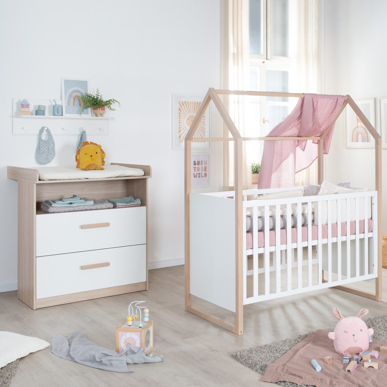 roba® Babymöbel-Set Cabane - modernes Babyzimmer Hausoptik, (Set (2-tlg), 2in1 Baby- & Beistellbett, Wickelkommode), zweifarbige Optik: Weiß mit Eichen-Dekor - Griffe aus Echtholz