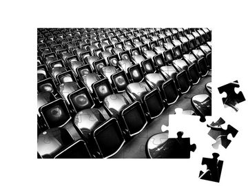 puzzleYOU Puzzle Sitzreihen in einem Fußballstadion, schwarz-weiß, 48 Puzzleteile, puzzleYOU-Kollektionen Fotokunst