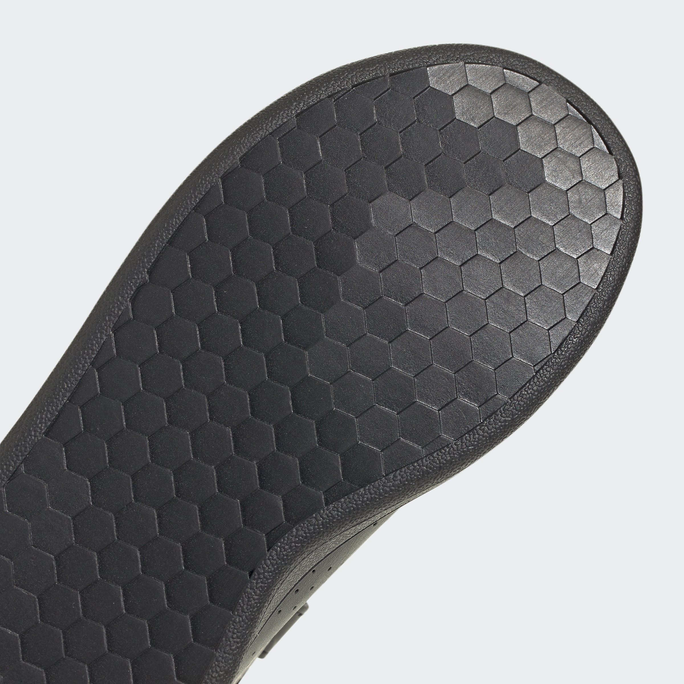 Black / Stan COURT / Smith Six Design adidas auf des LIFESTYLE adidas Spuren den Sportswear Black Core Grey HOOK-AND-LOOP Core Sneaker ADVANTAGE