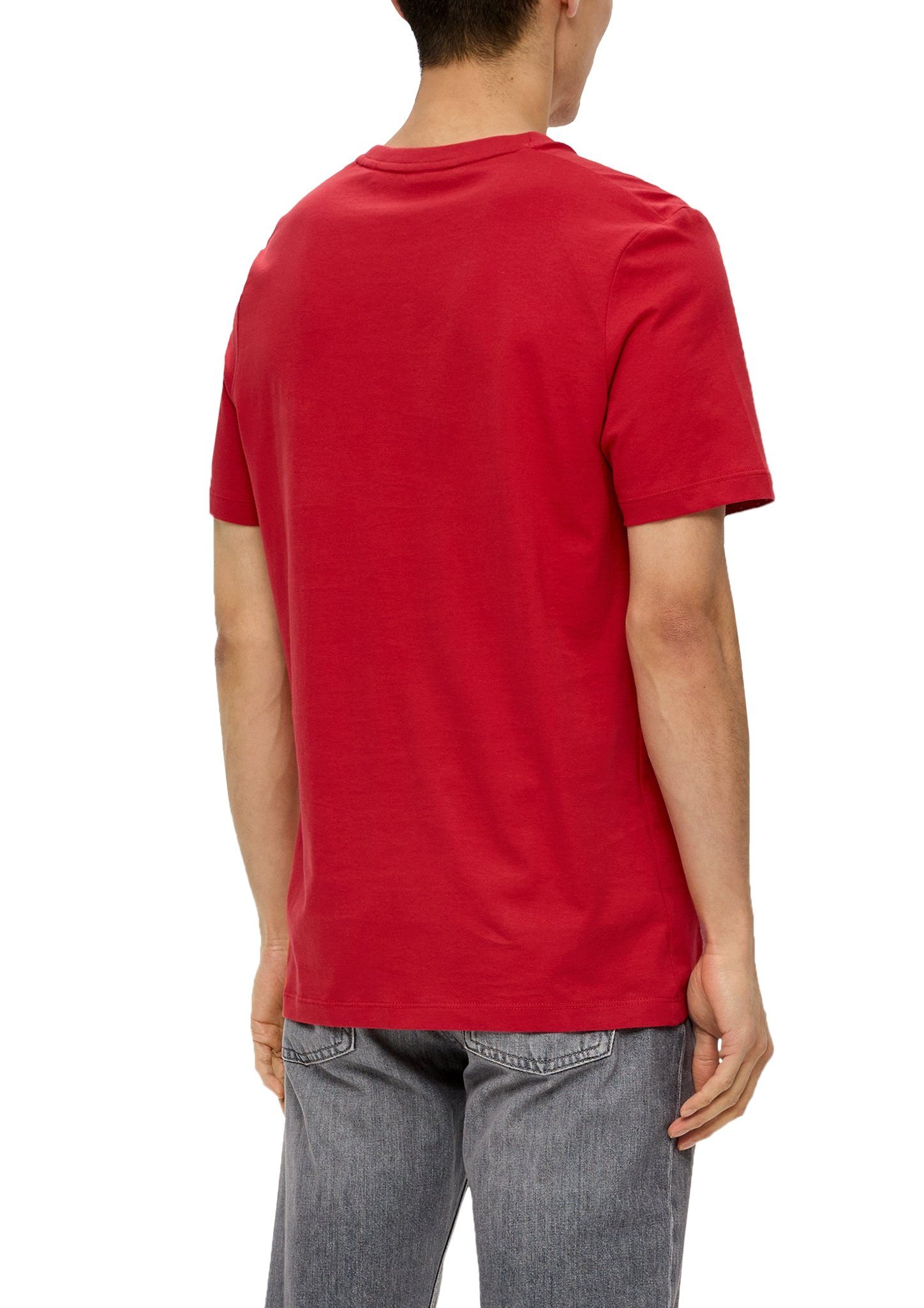 T-Shirt der Schriftzug red Brust mit s.Oliver auf