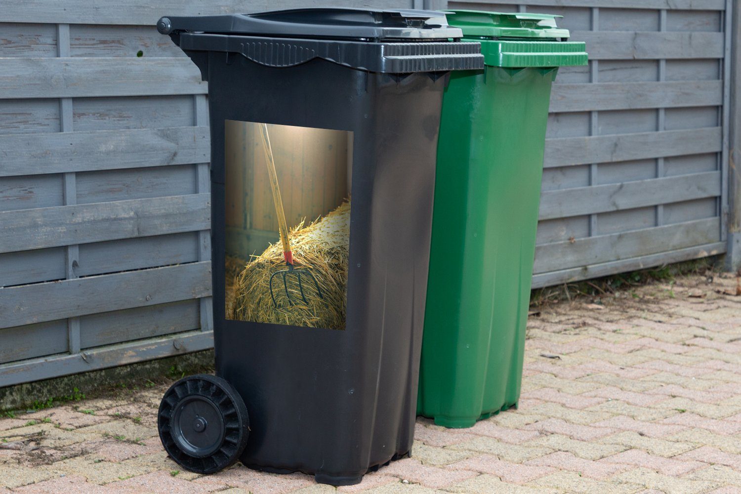 Mülltonne, Mülleimer-aufkleber, Sticker, (1 Abfalbehälter Eine in Heuballen einem Container, MuchoWow Wandsticker St), Mistgabel