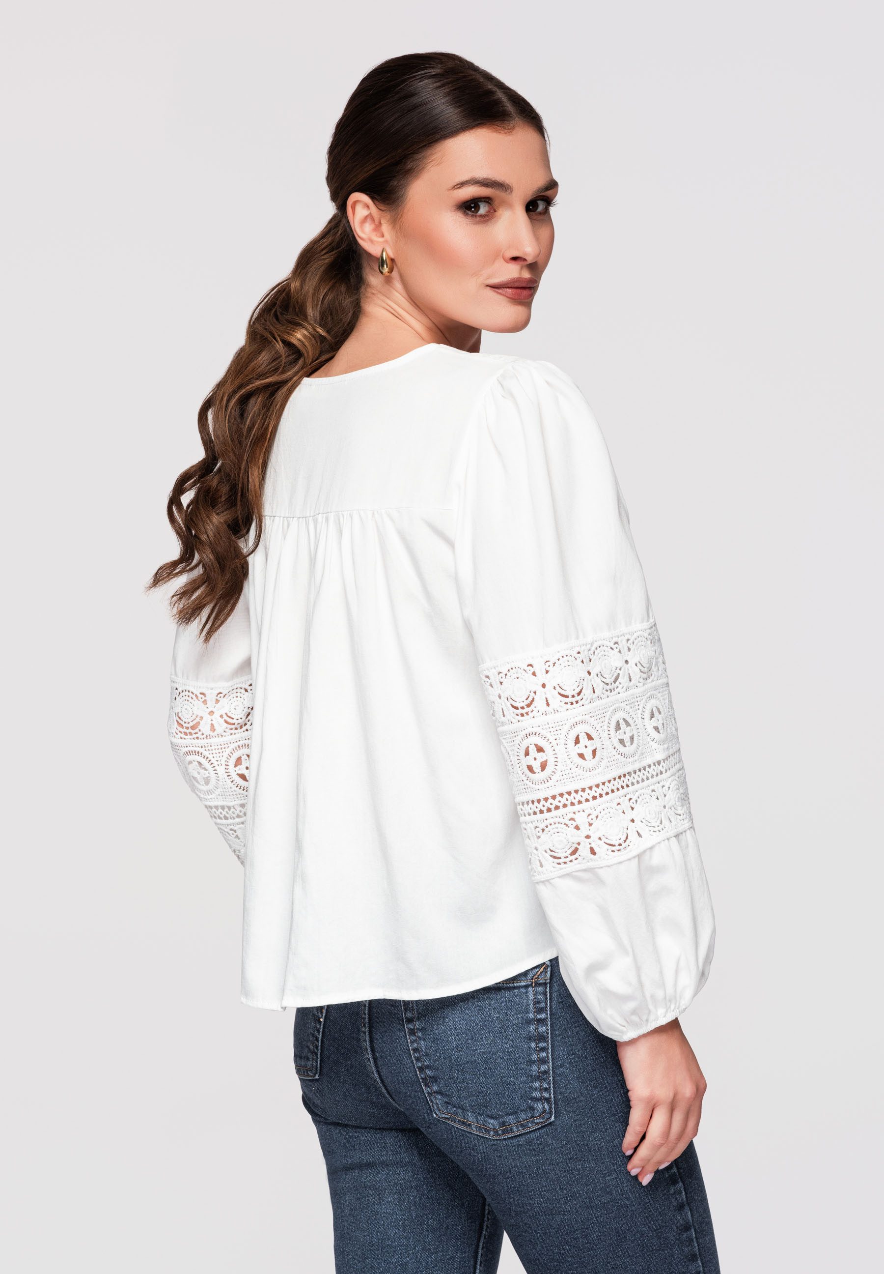 OMBRE Langarmbluse Damen Bluse V-Ausschnitt Boho Style Weiß M (kein Set, 1-tlg) Ażurowe Einsätze an den Ärmeln, leicht transparenter Effekt