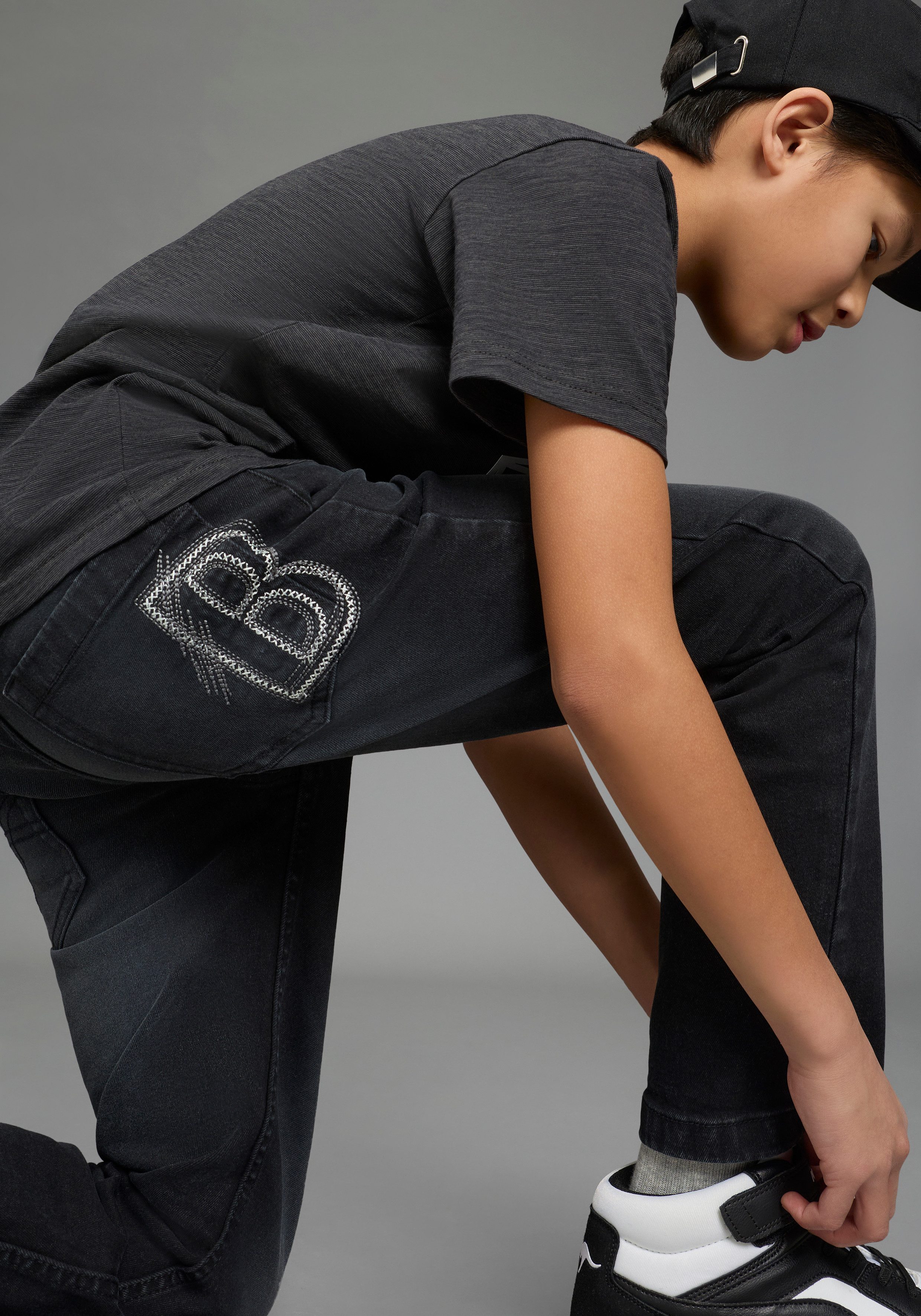 Bruno Banani Straight-Jeans Gerade Stretchjeans mit modischer Stickerei auf Po-Tasche, für Jungen für Jungen, normal hohe Leibhöhe, mit Stickerei