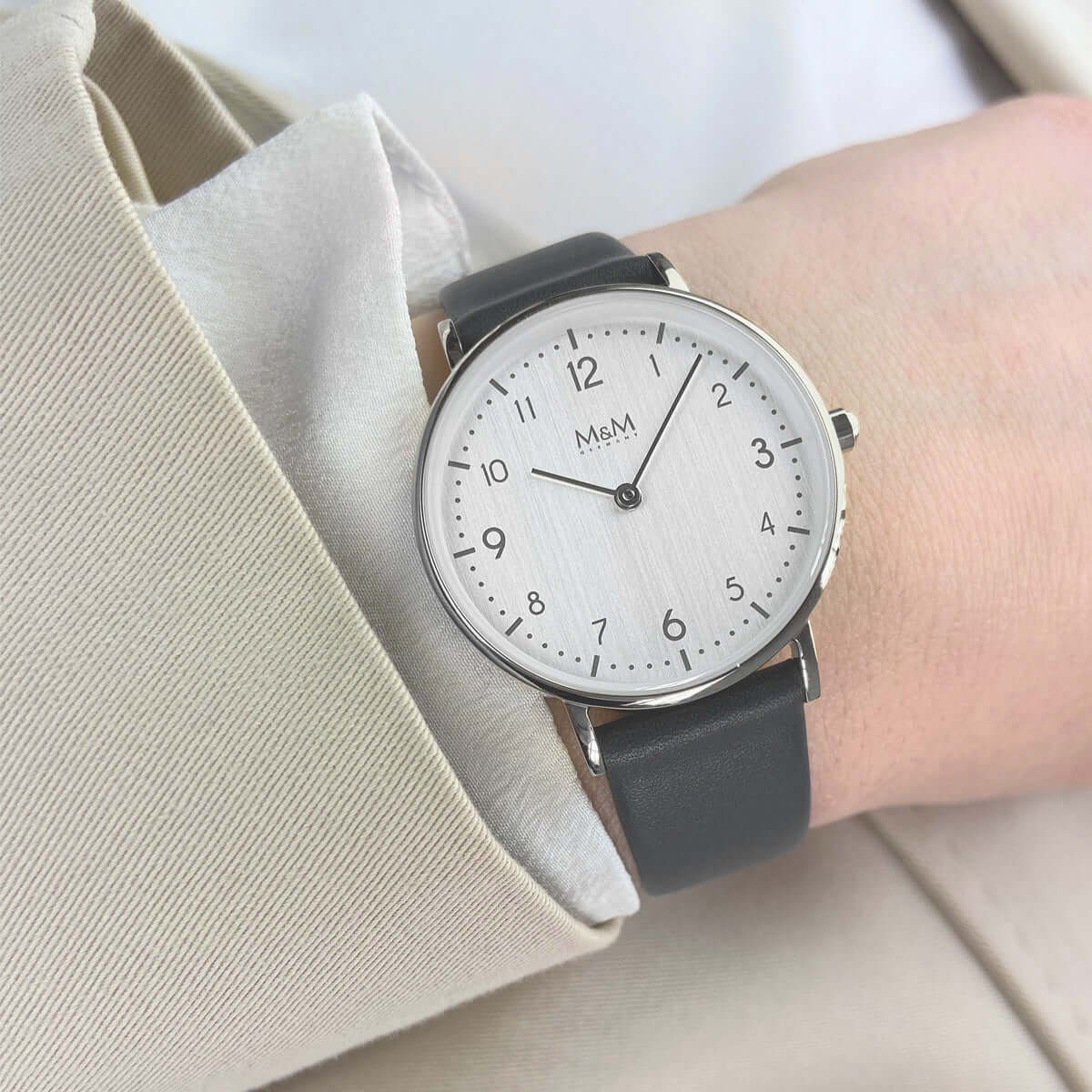 Basic Damen Manufaktur, Etui rund deutsche 32, Designer Analoguhr Armbanduhren M&M Line Leder inkl. (1-tlg), Quarzuhr Uhr, mit Lederarmband, edles