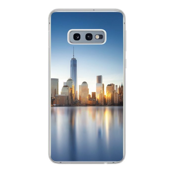 MuchoWow Handyhülle New York - Skyline - Spiegelung Phone Case Handyhülle Samsung Galaxy S10e Silikon Schutzhülle