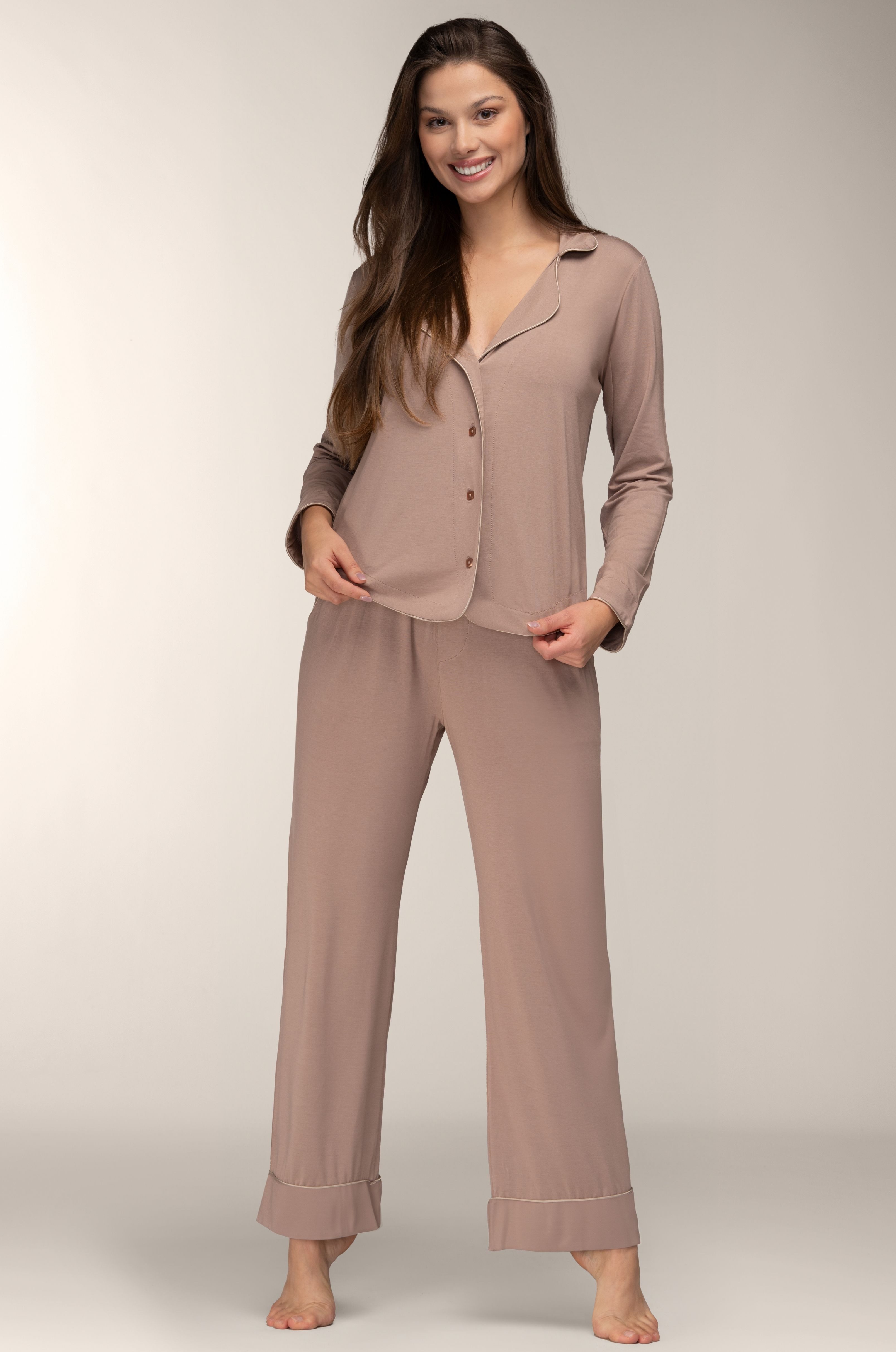 Mademoiselle Sommeil Pyjama Damen Schlafanzug aus EcoVero™ Viskose in edlem Mocca Langarm-Hemdbluse & lange Hose, fließend weich, gefertigt in Polen