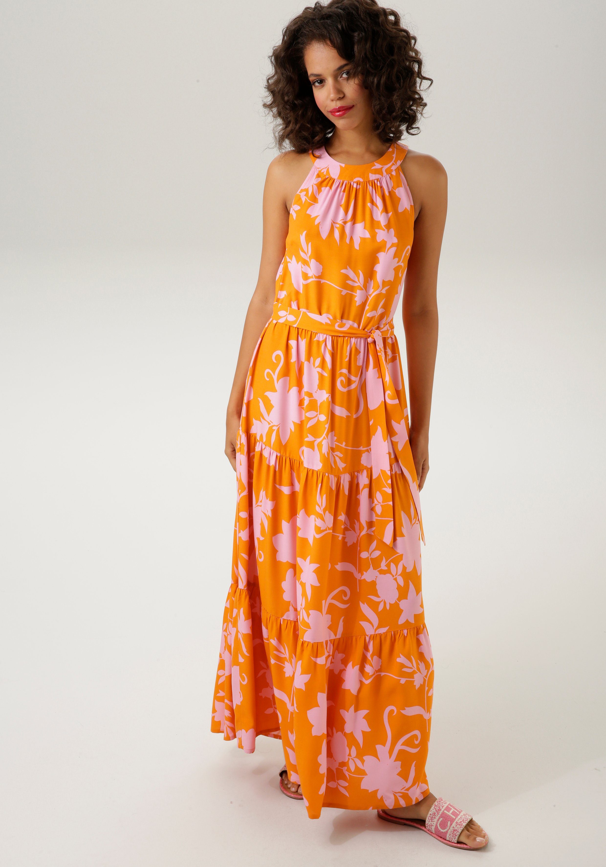 Aniston CASUAL Sommerkleid graphischem trendfarbenem, abnehmbarem NEUE (mit Blumendruck KOLLEKTION - mit Bindeband)