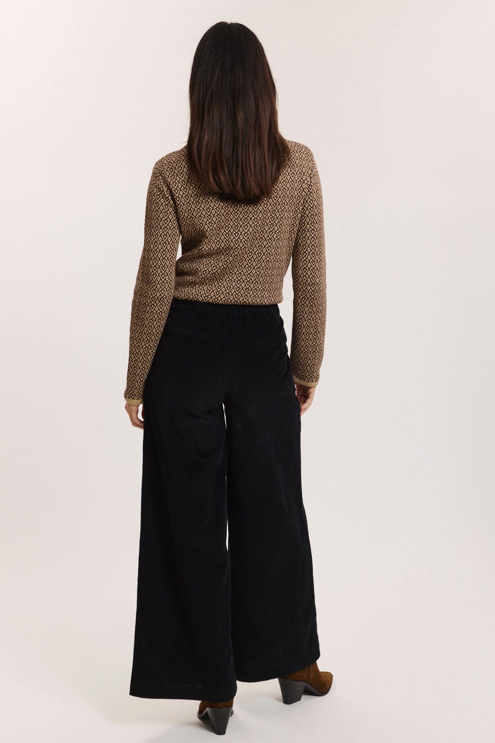 Tranquillo Cordhose Damen Paolaa GOTS-Bio-Baumwolle Mid-Waist extra weites Bein unifarben Hose mit weichem Baummwollcord für lässige, zugleich feminine Looks – Bild 2 von 5