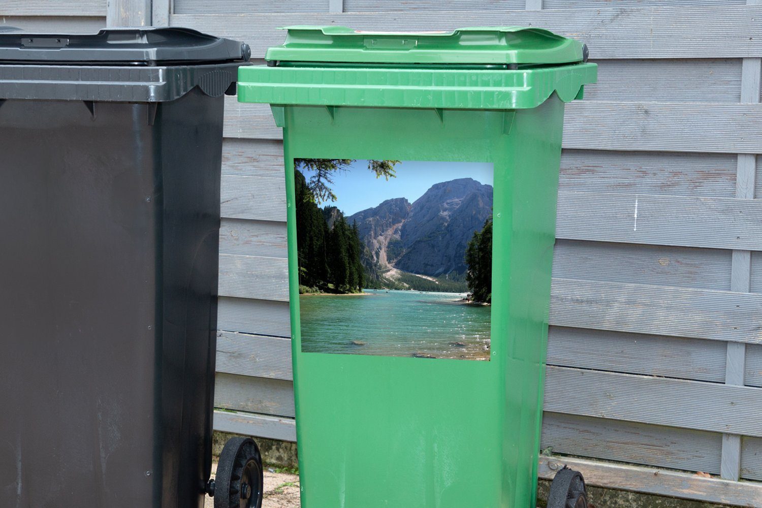 MuchoWow Wandsticker Südeuropa Wildsee St), (1 die Pragser Blick auf mit Container, Mülltonne, in Mülleimer-aufkleber, Berge Sticker, Abfalbehälter