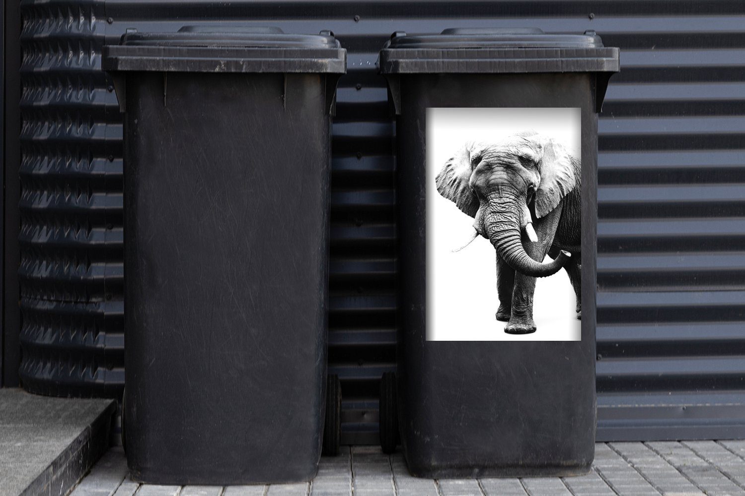 MuchoWow Wandsticker Elefant vor St), Container, Mülltonne, weißem Abfalbehälter und - (1 schwarz Hintergrund weiß Sticker, Mülleimer-aufkleber