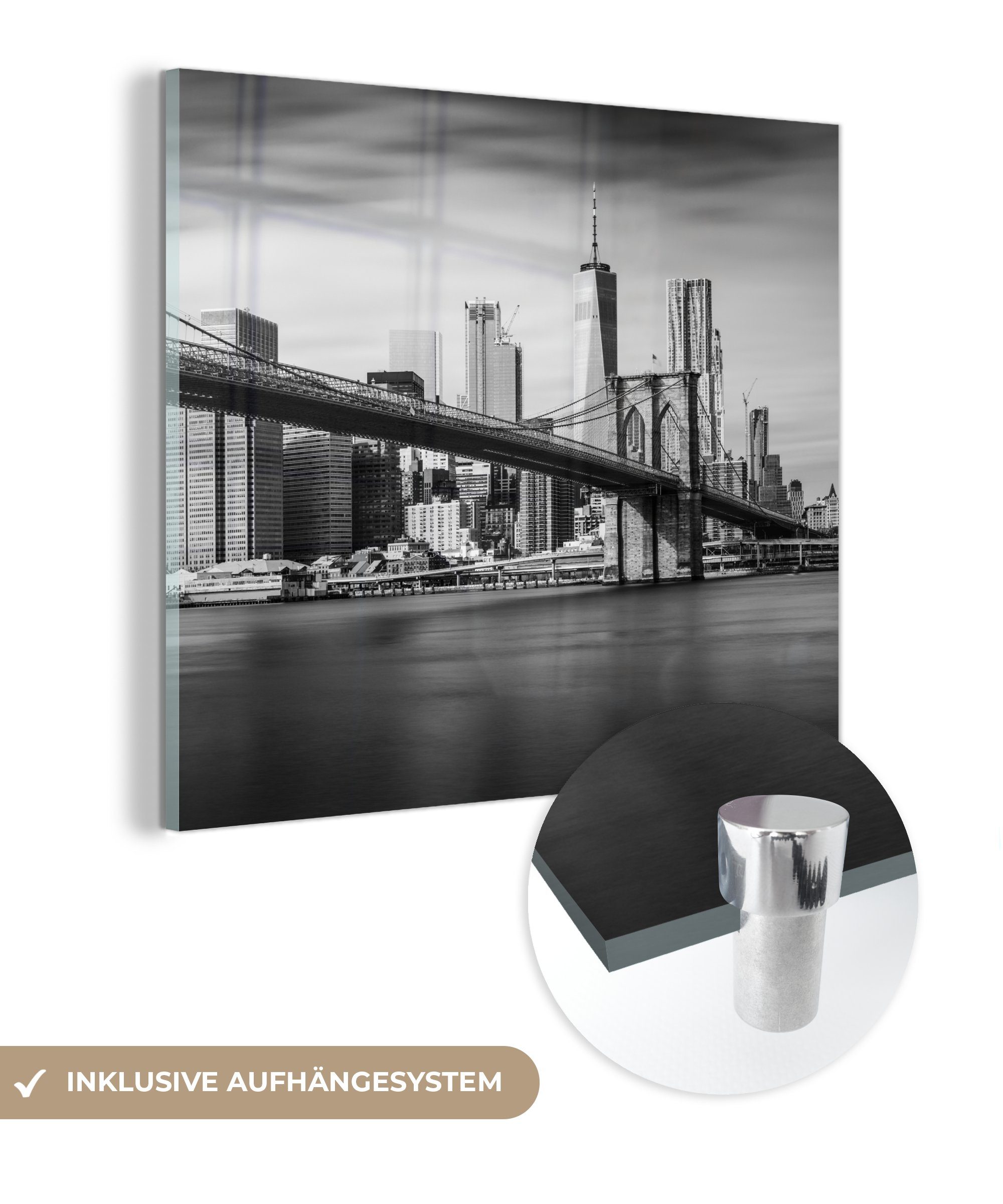 MuchoWow Acrylglasbild Architektur - New York - Brooklyn Bridge - Wasser - Schwarz und weiß, (1 St), Glasbilder - Bilder auf Glas Wandbild - Foto auf Glas - Wanddekoration