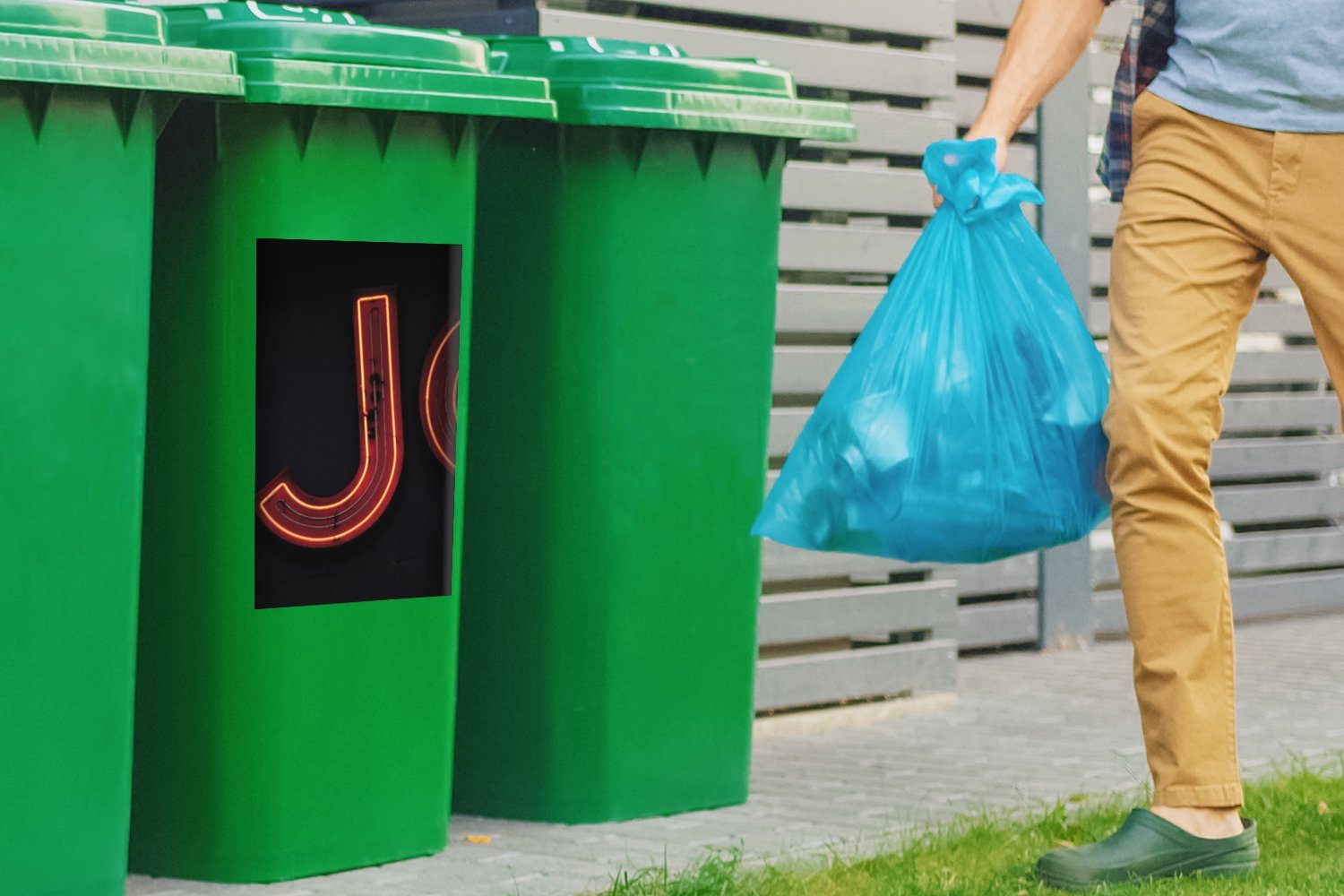 MuchoWow Wandsticker Mülltonne, (1 Sticker, St), auf J Leuchtreklame Abfalbehälter Mülleimer-aufkleber, Buchstabe Container