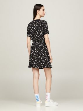 Tommy Jeans Wickelkleid TJW FLORAL RUFFLE WRAP DRESS mit V-Ausschnitt