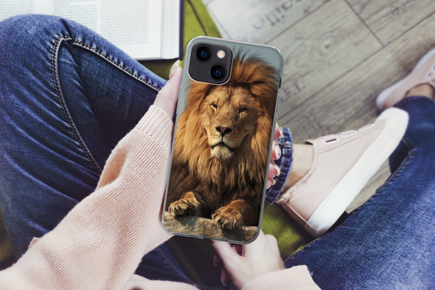 MuchoWow Handyhülle für Apple iPhone 13 Löwe - Felsen - Porträt, Smartphone-Bumper, Print, Handy Schutzhülle Dünn