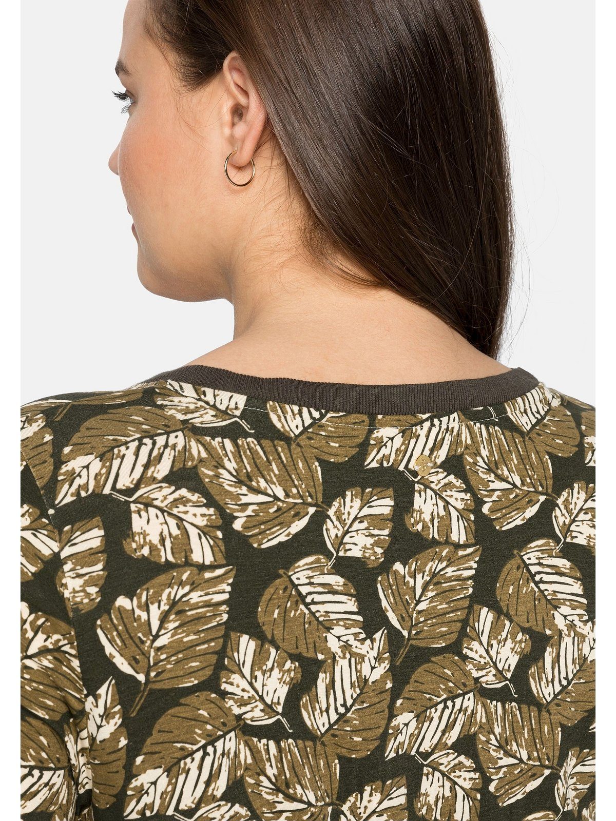 T-Shirt Größen Sheego mit Große Blätterprint am und Saum dunkeloliv Knoten bedruckt
