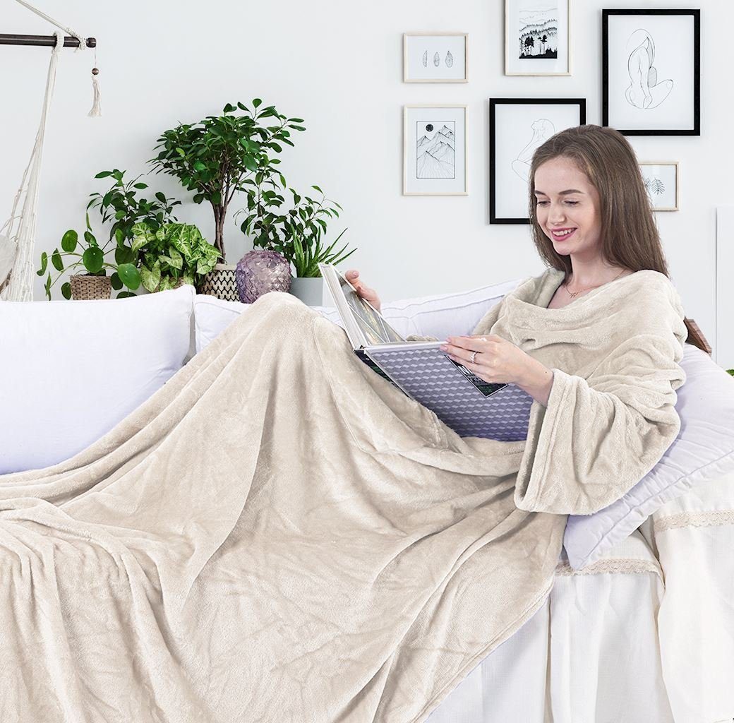 Tagesdecke Ärmeldecke Lazy - TV Blanket mit Ärmeln und aufgenähten Taschen, DecoKing, Tragbare Kuscheldecke cream