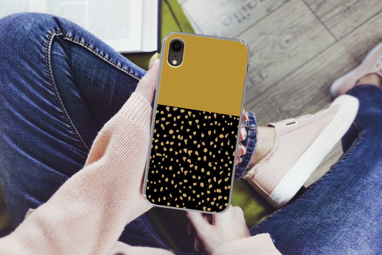 MuchoWow Handyhülle für Apple iPhone XR Polka dots - Ockergelb - Schwarz, Smartphone-Bumper, Print, Handy Schutzhülle Dünn