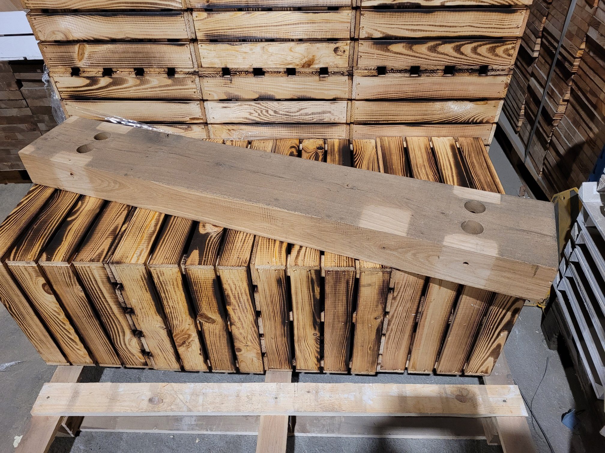 Kistenkolli Altes Land Allzweckkiste Holzbohle Eiche (gebraucht massiv) mit Gebrauchspuren 119x19x9cm Holzb