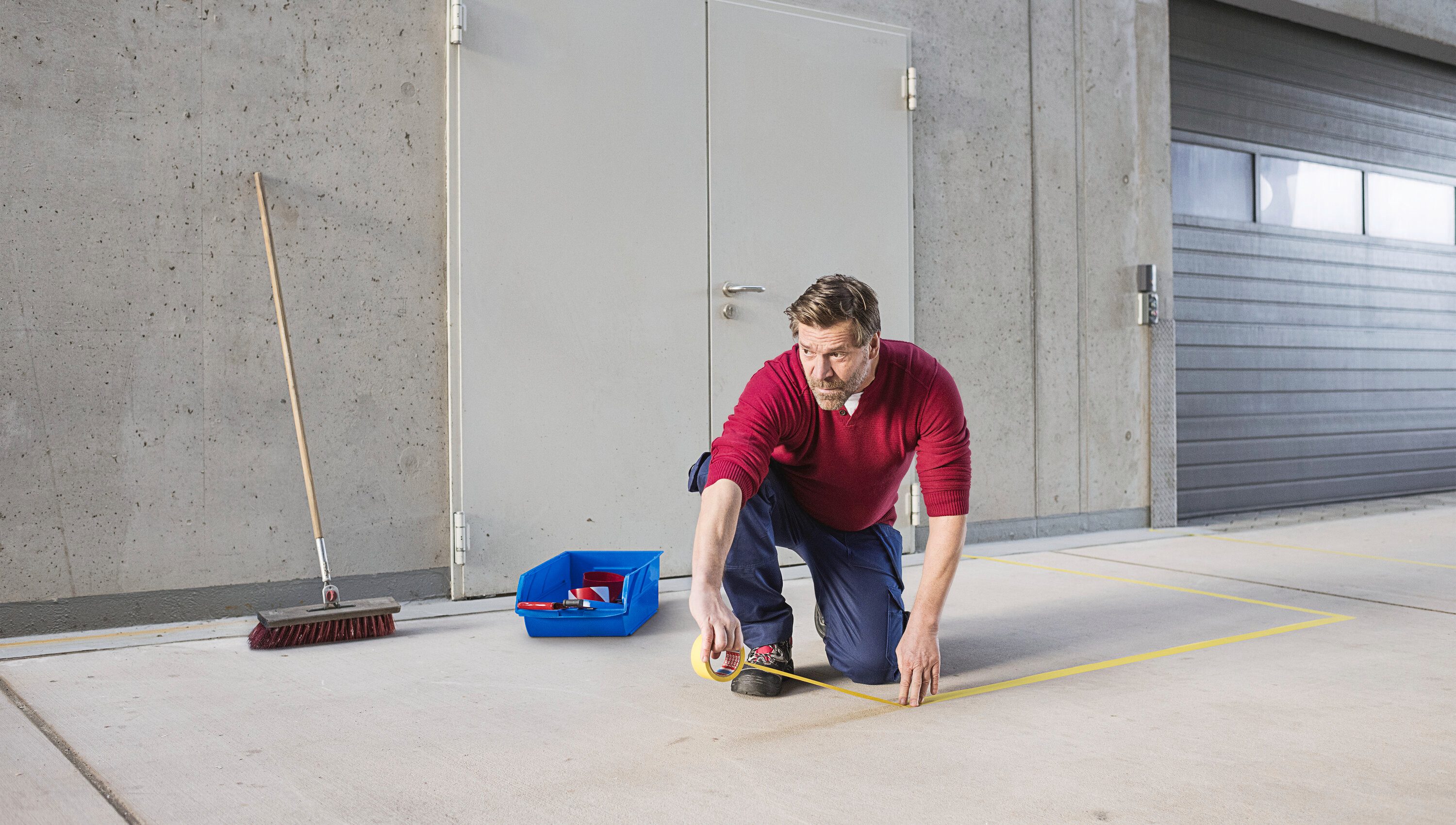 tesa Doppelklebeband UNIVERSAL Doppelseitiges Klebeband (Packung, 1-St) Gewebeklebeband / Verlegeband für Teppiche & Basteln - 25 m : 50 mm