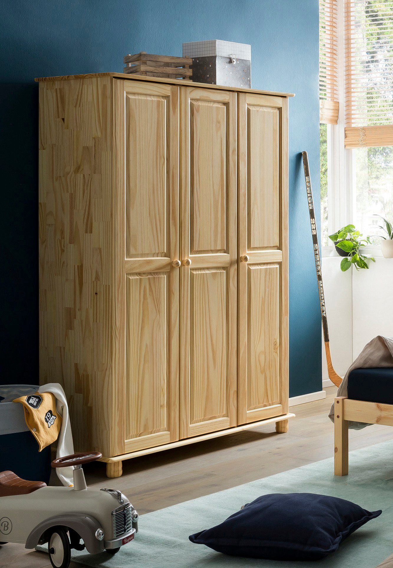 MÖBILIA Kleiderschrank Chur Gefertigt aus massivem Kieferholz