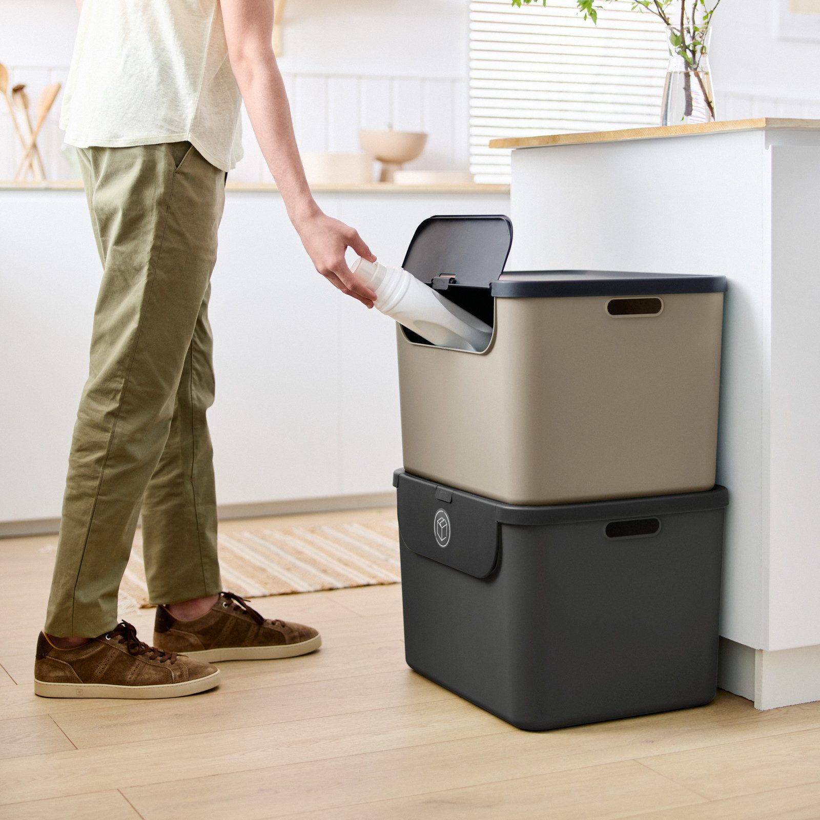 ROTHO Mülltrennsystem Albula Mülleimer 55l mit Frontklappe für die Küche – Recycling System, Behälter ideal für Mülltrennung & Recycling